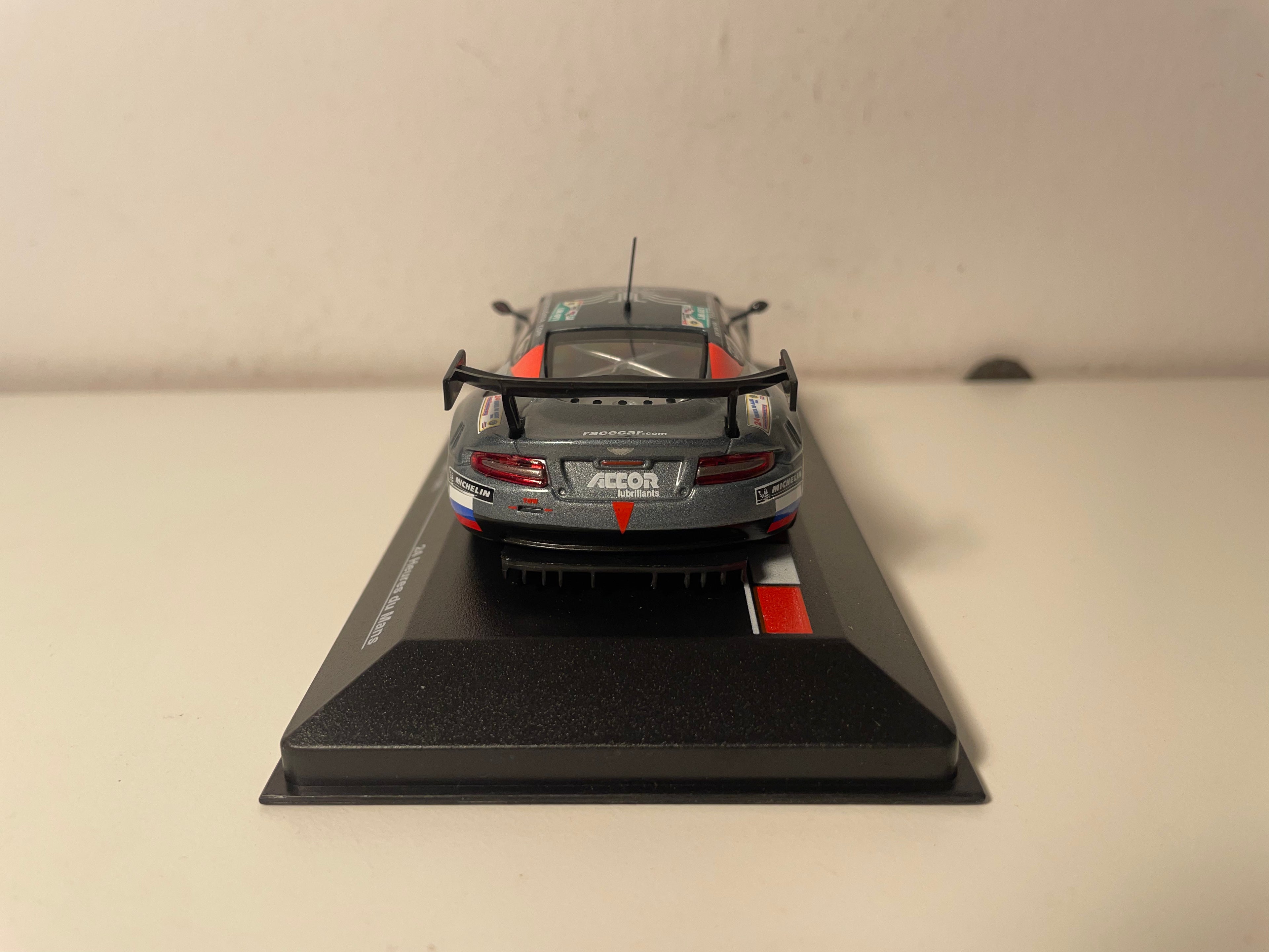 Aston Martin DBR9 grise foncée, noire et rouge numéro 62 - 24 heures du Mans de 2006