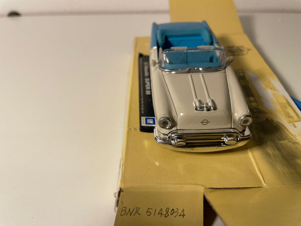 Oldsmobile Super 88 blo a gebroken wäiss - CityCruiser (amerikanescht Auto)
