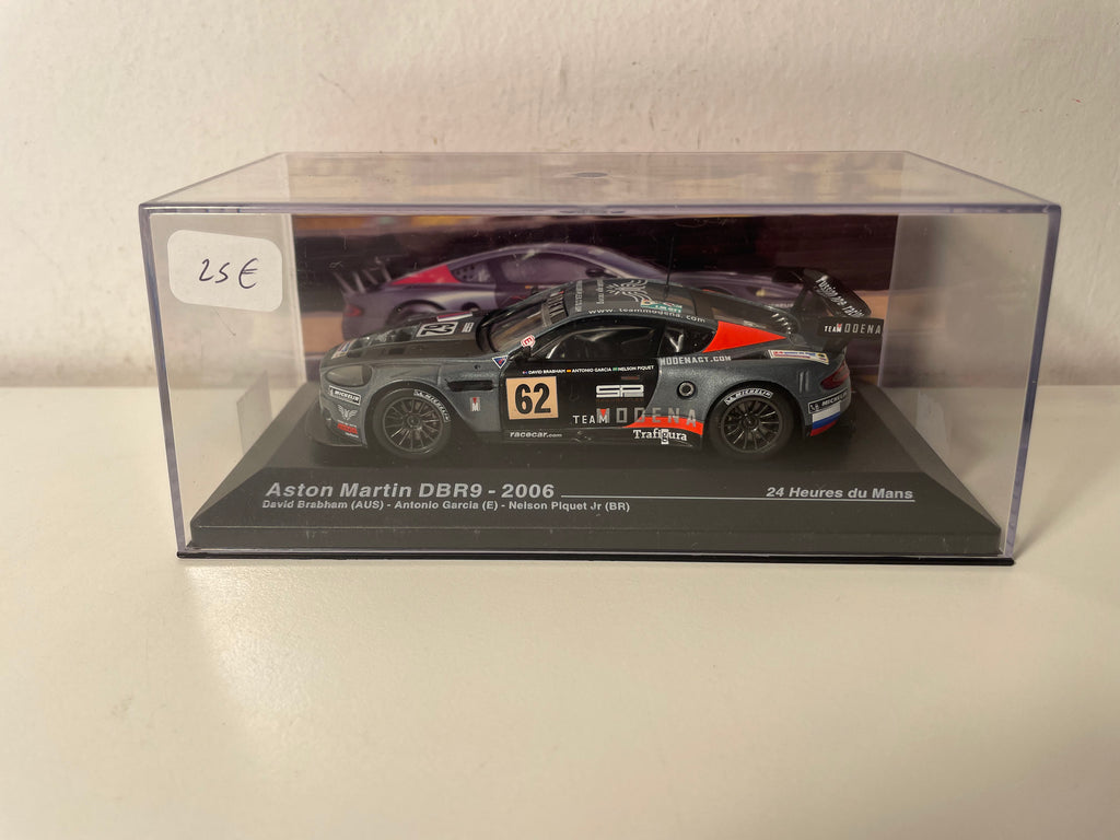 Aston Martin DBR9 dunkelgrau, schwarz und rot Nummer 62 - 24 Stunden von Le Mans 2006