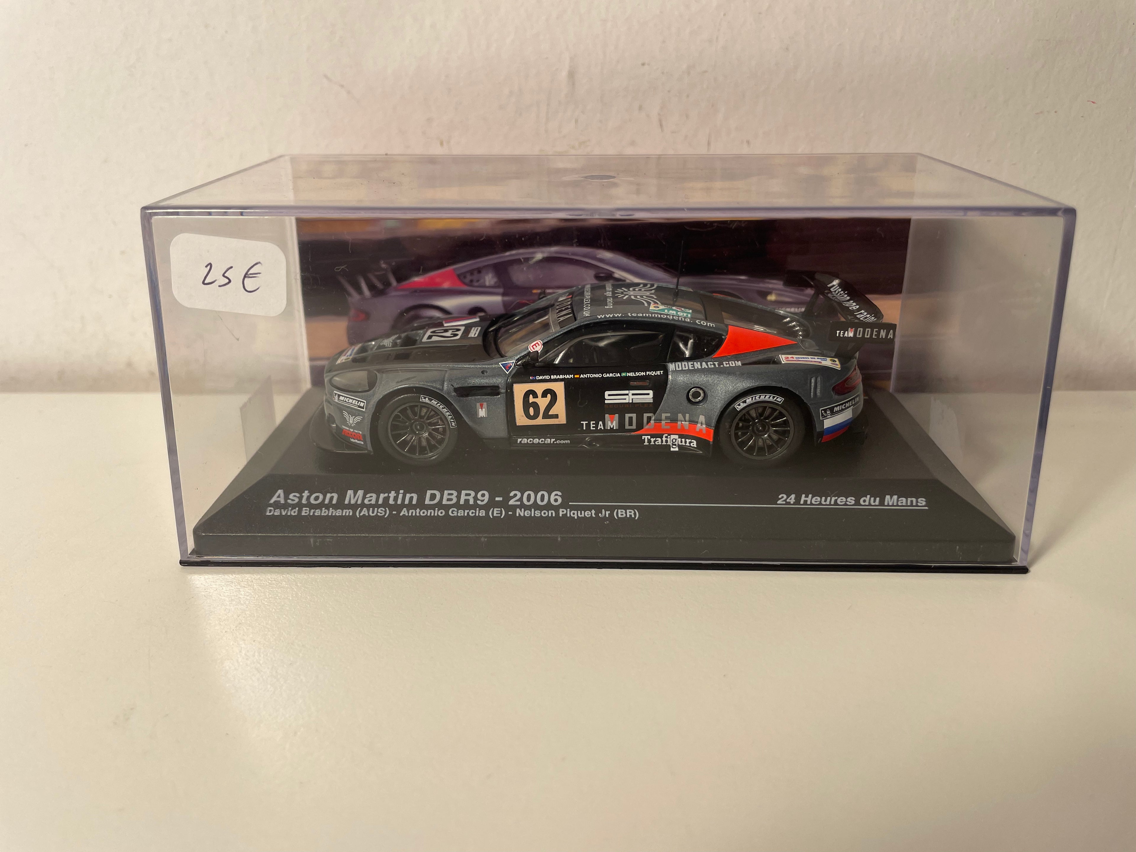 Aston Martin DBR9 grise foncée, noire et rouge numéro 62 - 24 heures du Mans de 2006