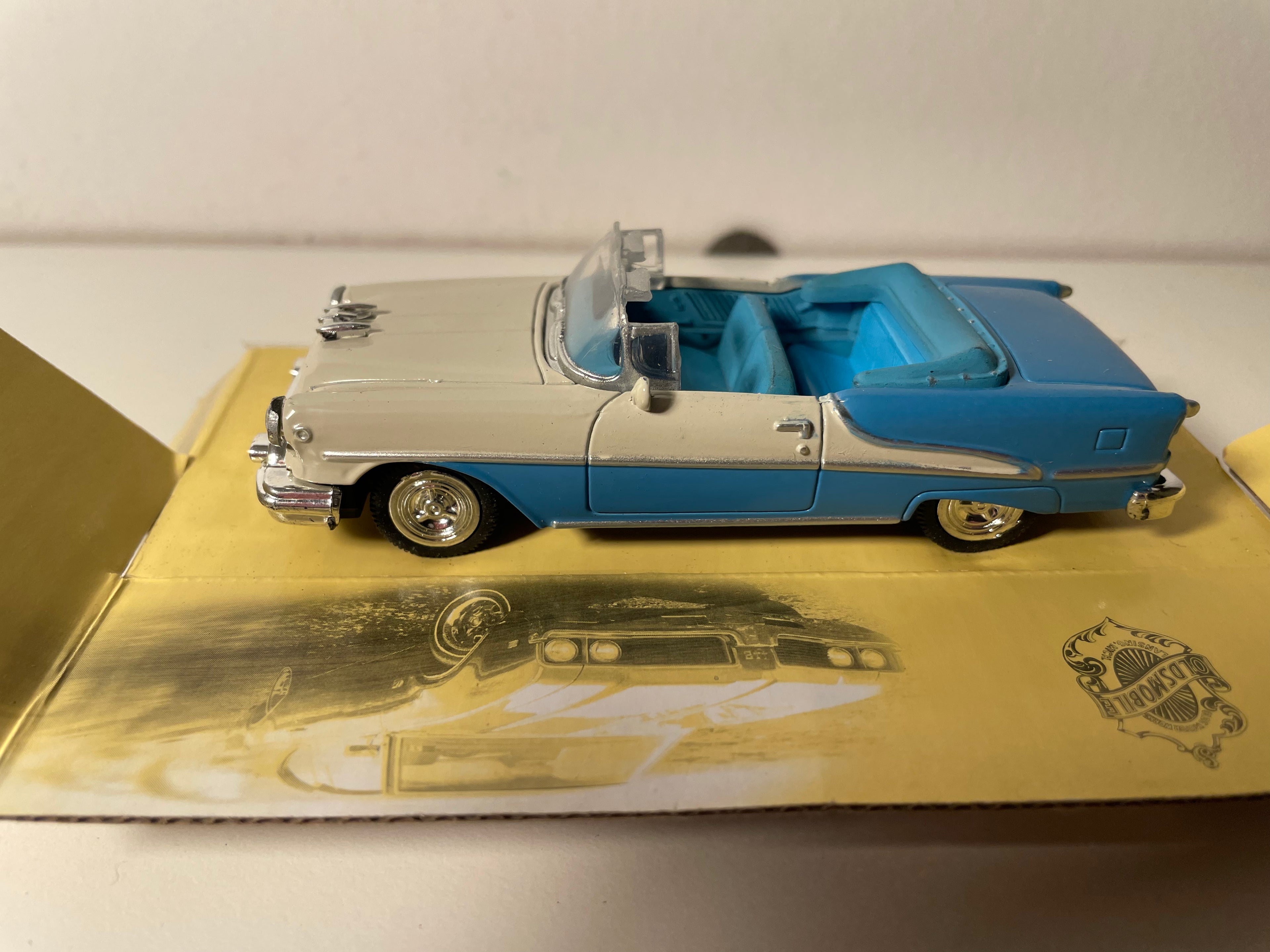 Oldsmobile Super 88 Blue and Off-White - CityCruiser (American Car)