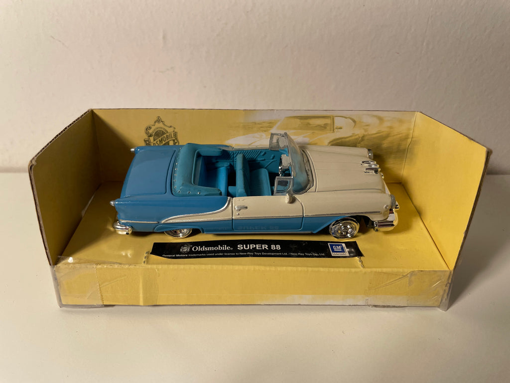 Oldsmobile Super 88 blo a gebroken wäiss - CityCruiser (amerikanescht Auto)