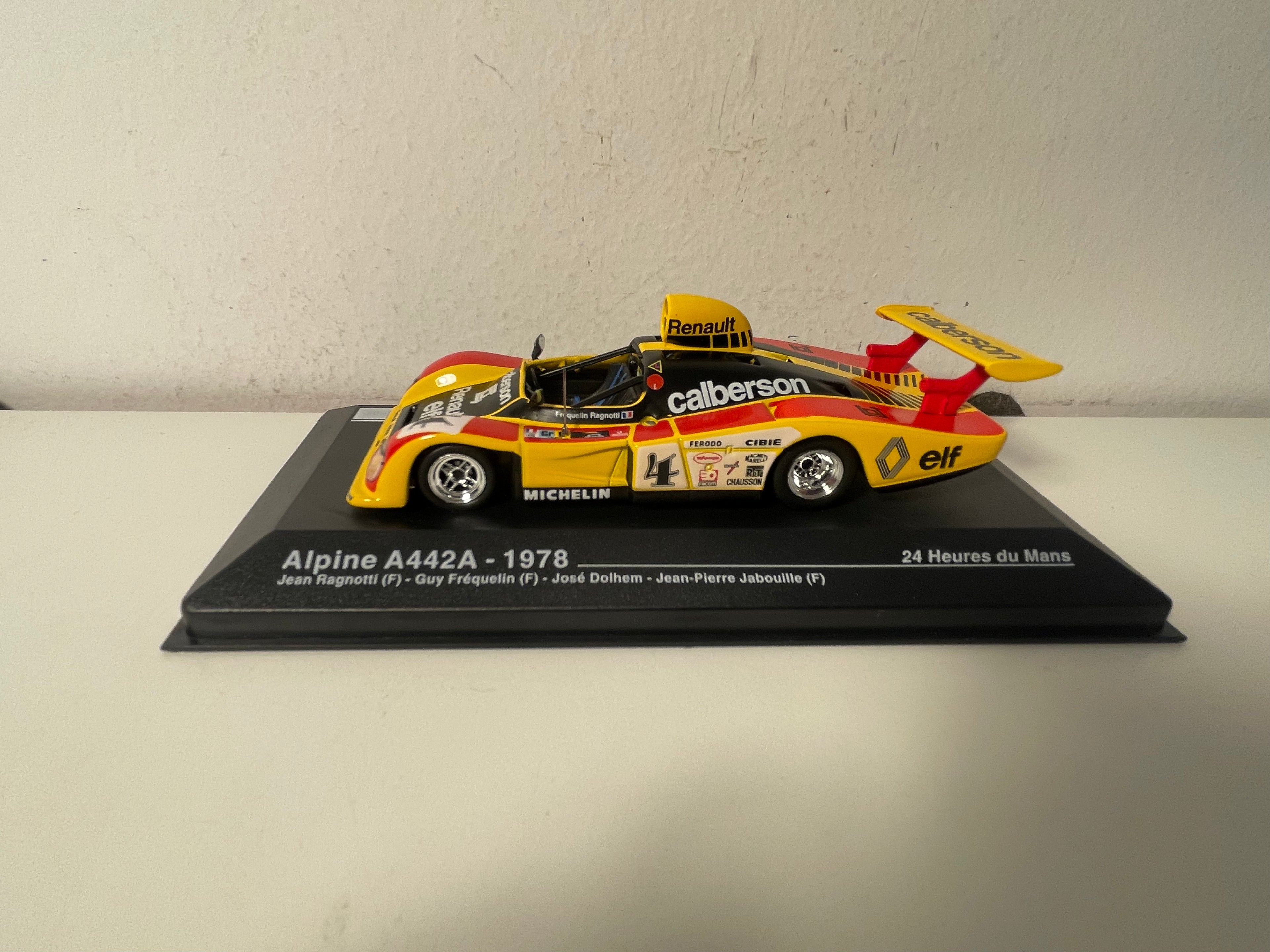 Renault Alpine A442A orange, rouge et noire numéro 4 - 24 heures du Mans de 1978