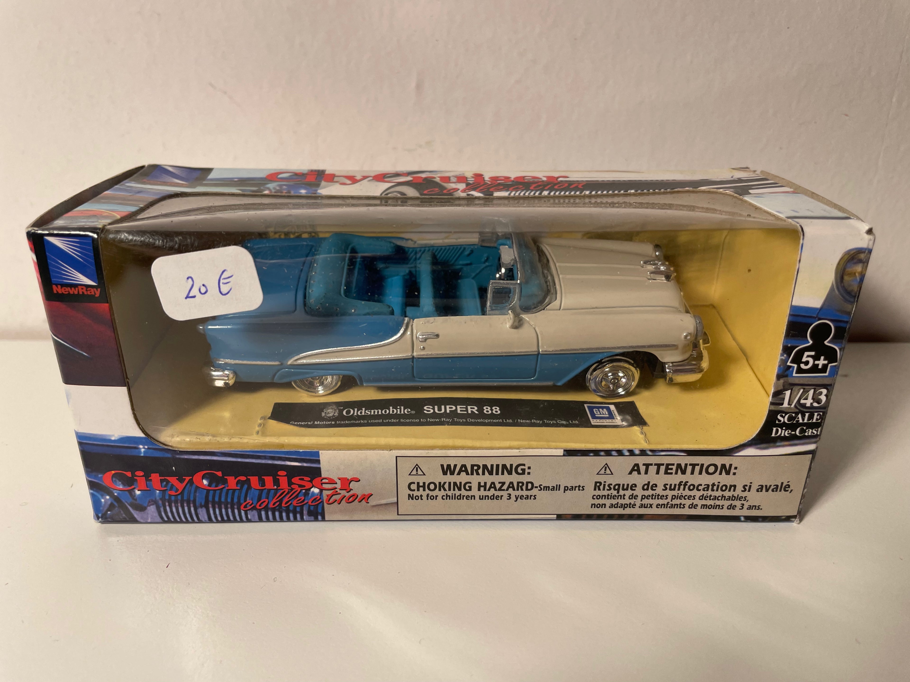 Oldsmobile Super 88 blo a gebroken wäiss - CityCruiser (amerikanescht Auto)