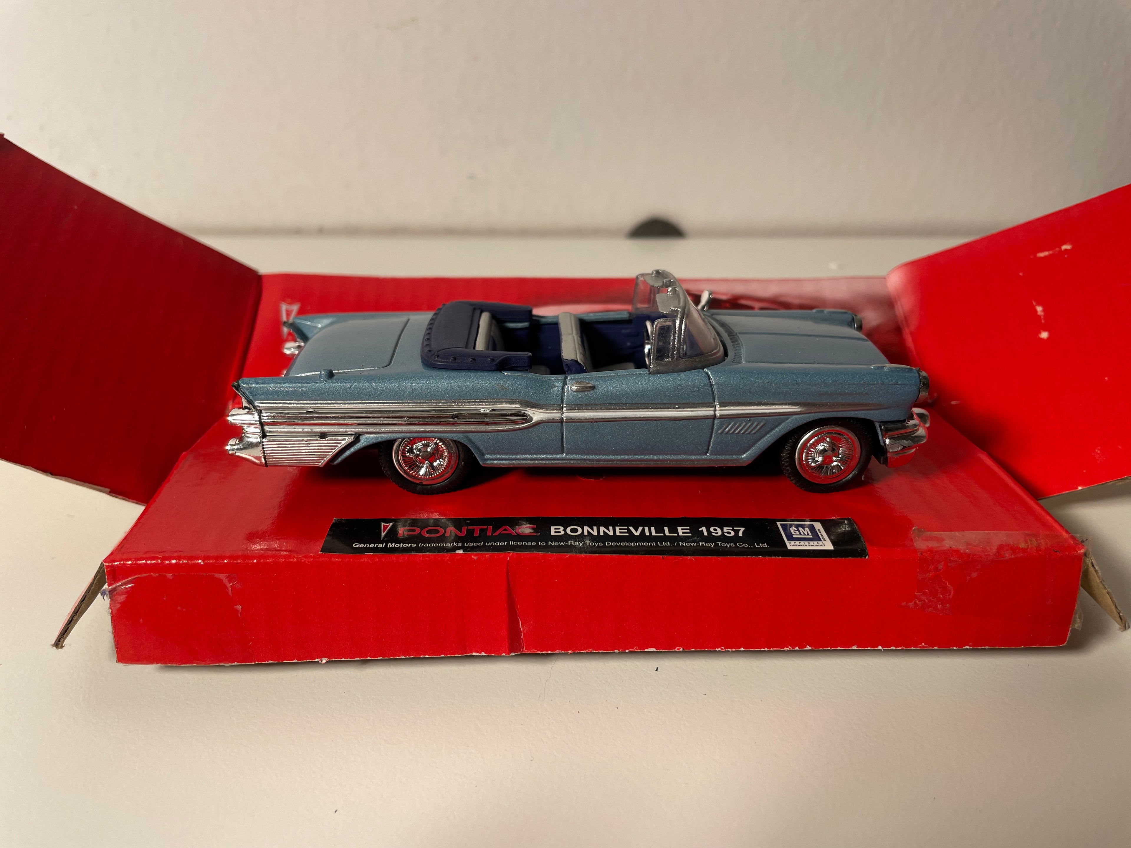 1957 Blue Pontiac Bonneville - CityCruiser (American Car)