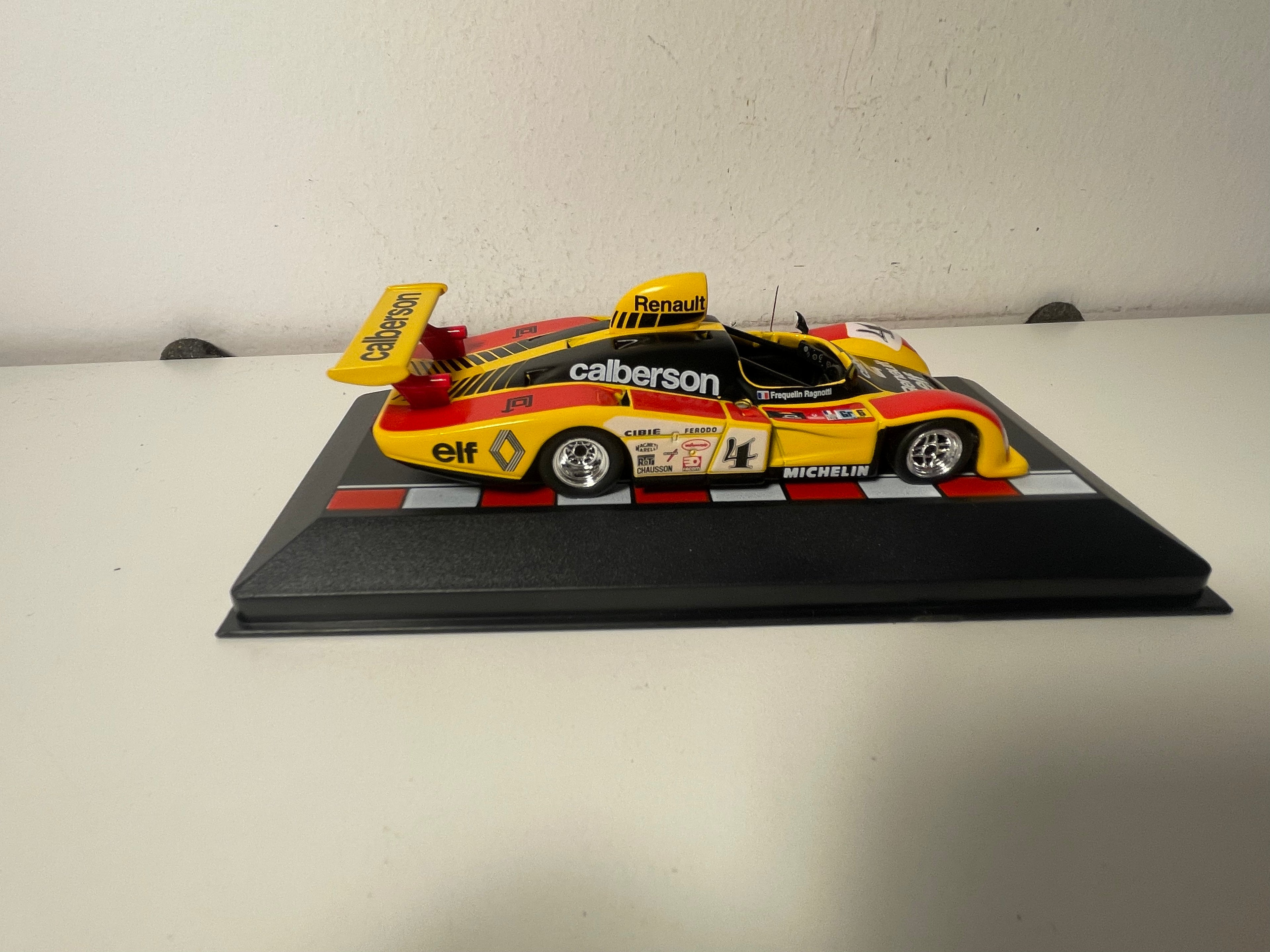 Renault Alpine A442A orange, rouge et noire numéro 4 - 24 heures du Mans de 1978