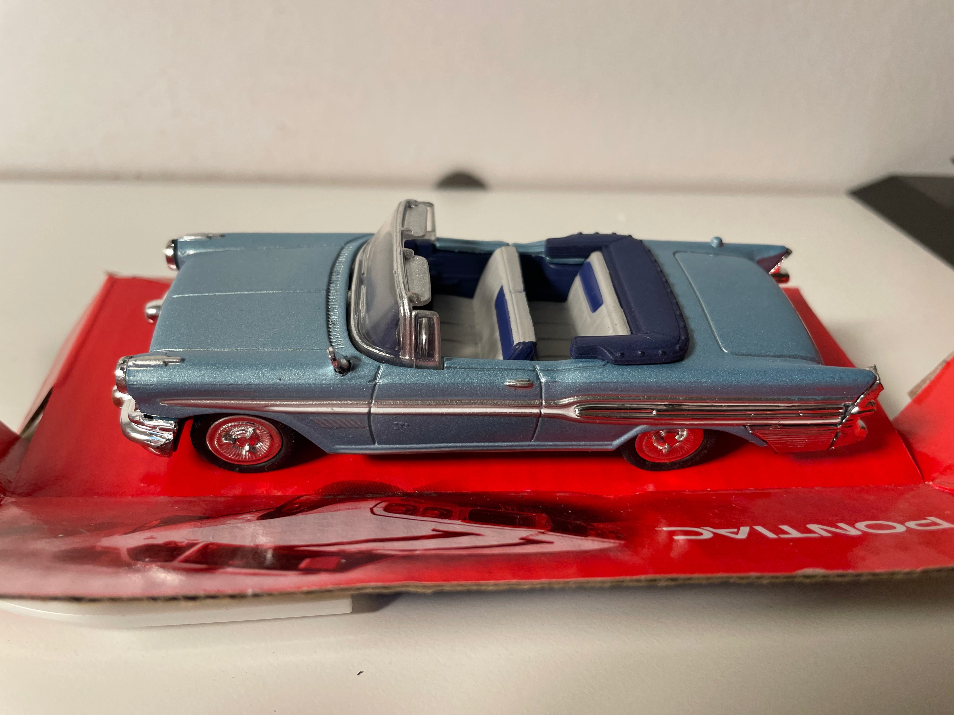 1957 Blue Pontiac Bonneville - CityCruiser (American Car)