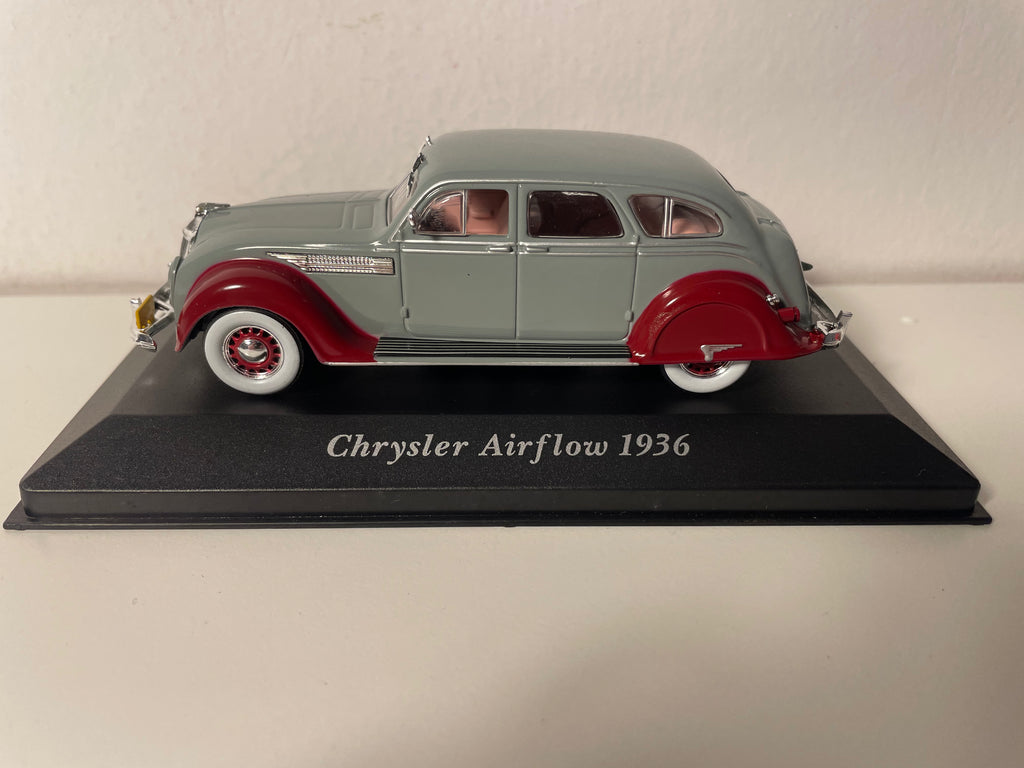 Chrysler Airflow szary i bordowy z 1936 roku (samochód amerykański)