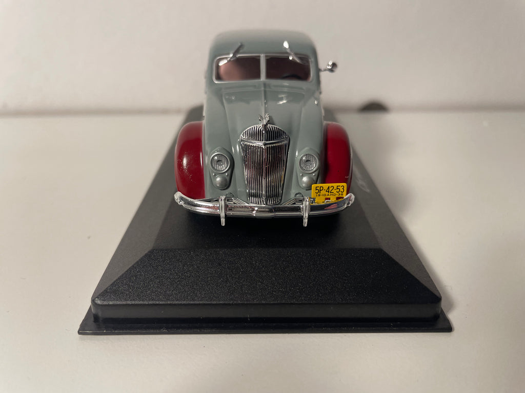 Chrysler Airflow szary i bordowy z 1936 roku (samochód amerykański)