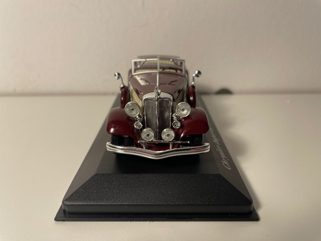 Chrysler Impérial Le Baron Phaeton bordowy i beżowy z 1933 roku (samochód amerykański)