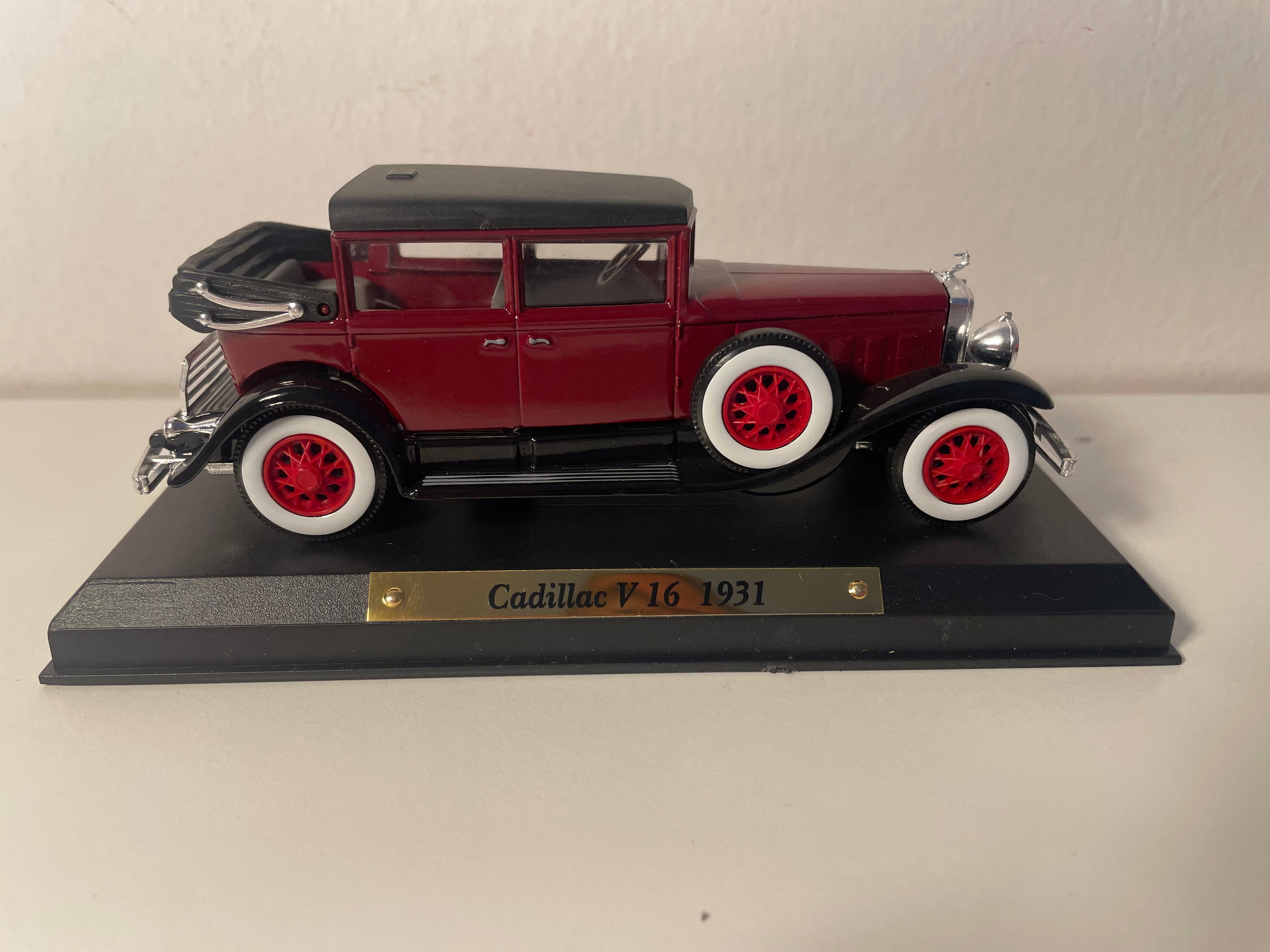 1931 Cadillac V 16 Bordeaux (American Car)