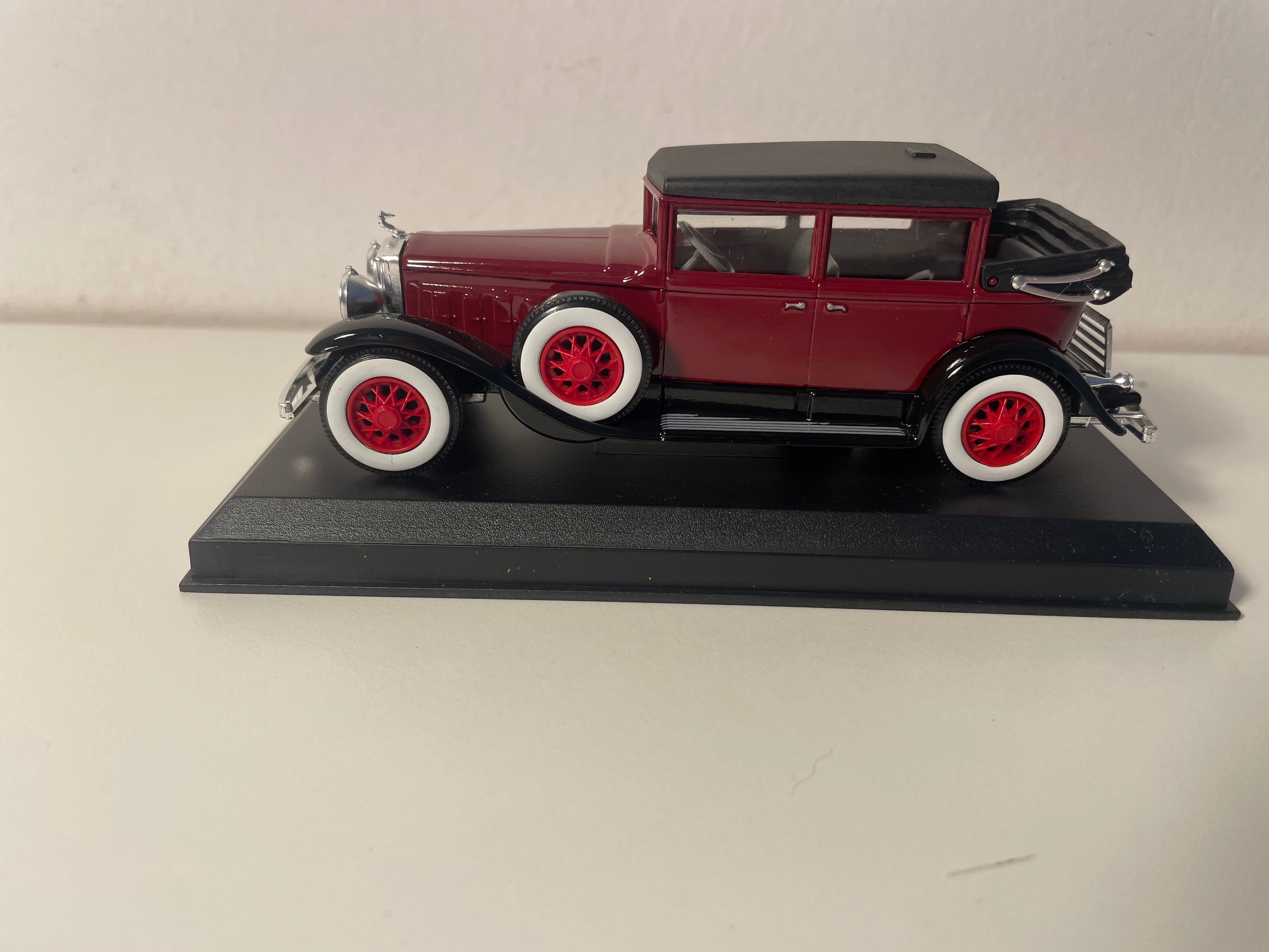 1931 Cadillac V 16 Bordeaux (American Car)