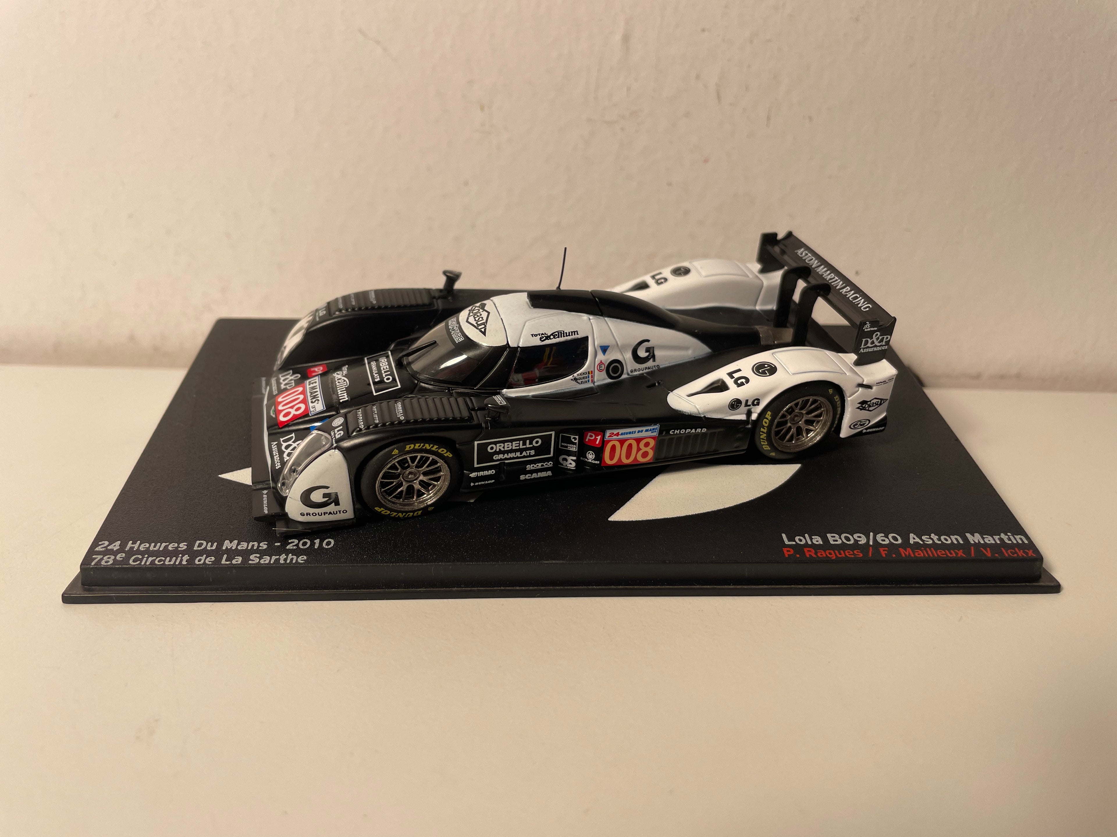 Lola B09/60 Aston Martin blanche et noire numéro 008 - 24 heures du Mans de 2010