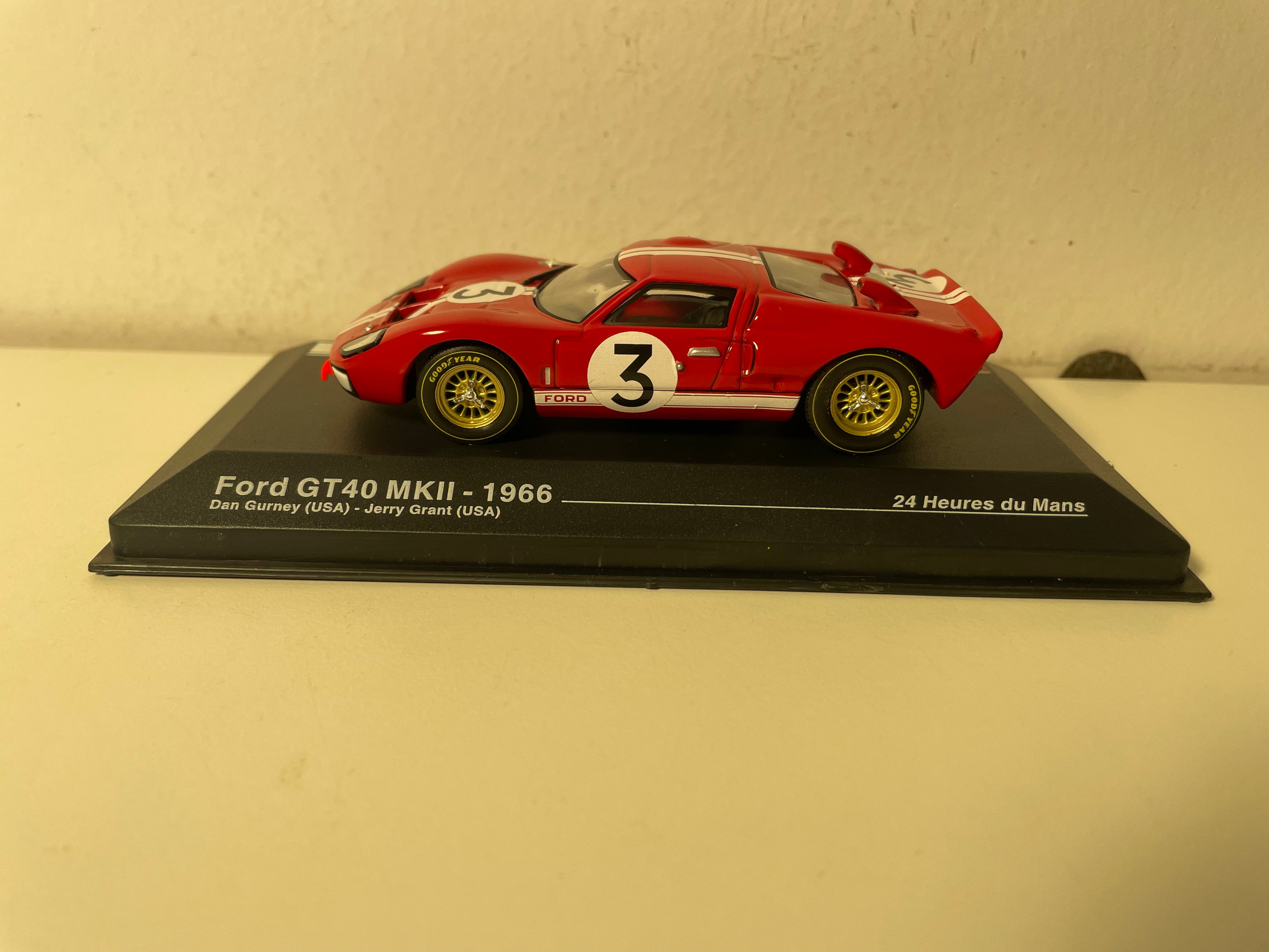 Ford GT40 MK2 rouge avec bandes blanches numéro 3 - 24 heures du Mans de 1966