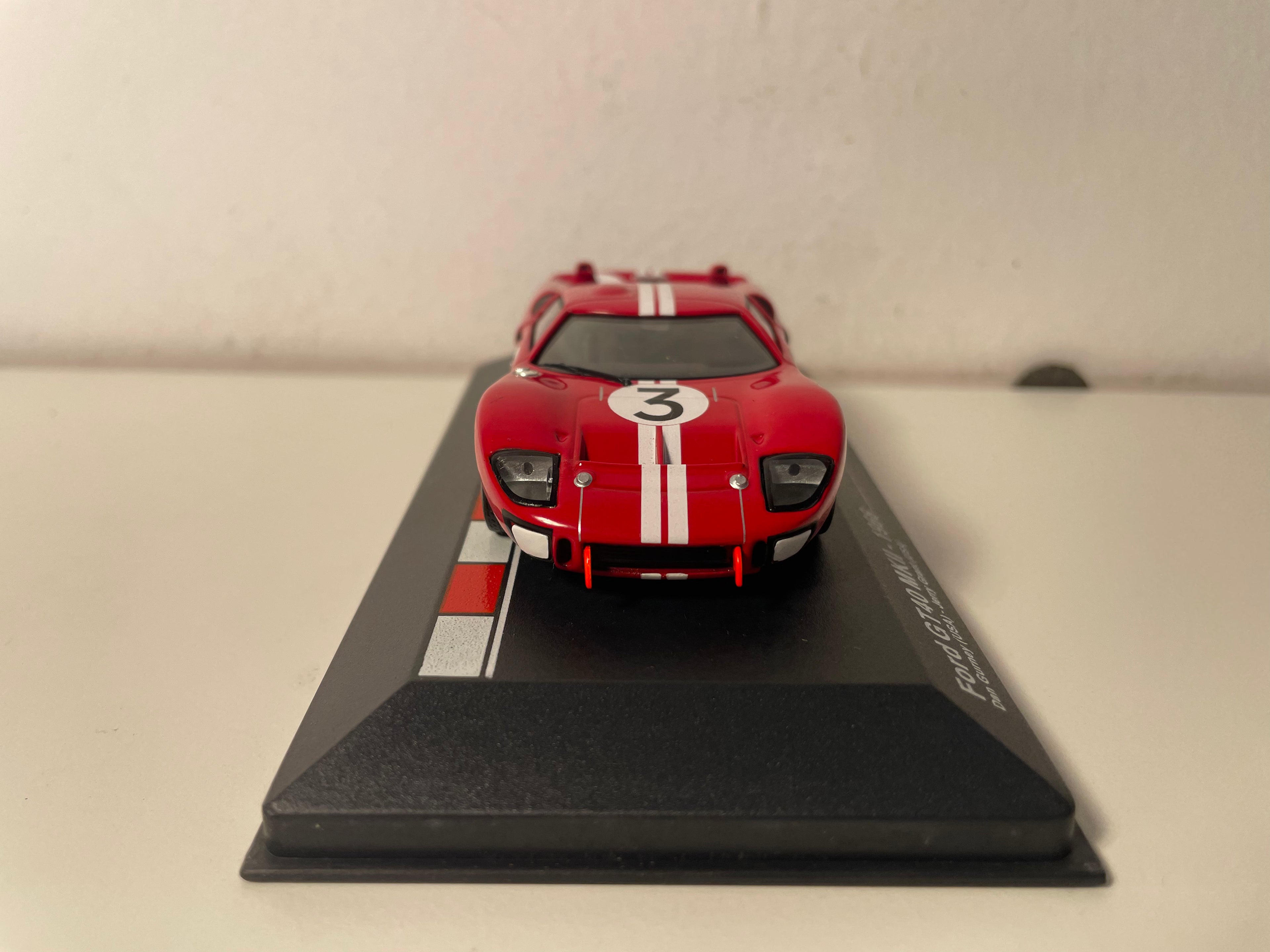 Ford GT40 MK2 rouge avec bandes blanches numéro 3 - 24 heures du Mans de 1966
