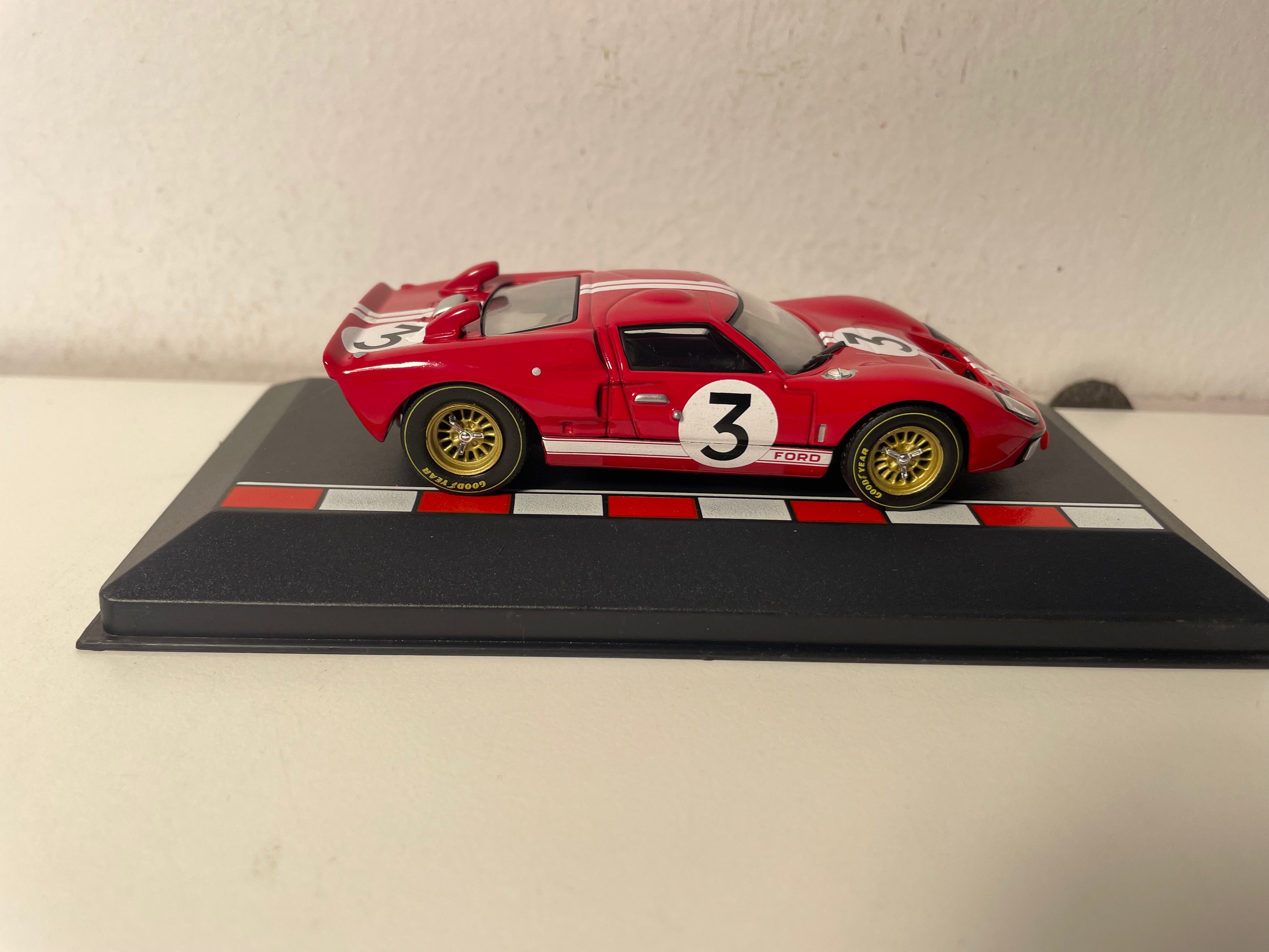 Ford GT40 MK2 rouge avec bandes blanches numéro 3 - 24 heures du Mans de 1966