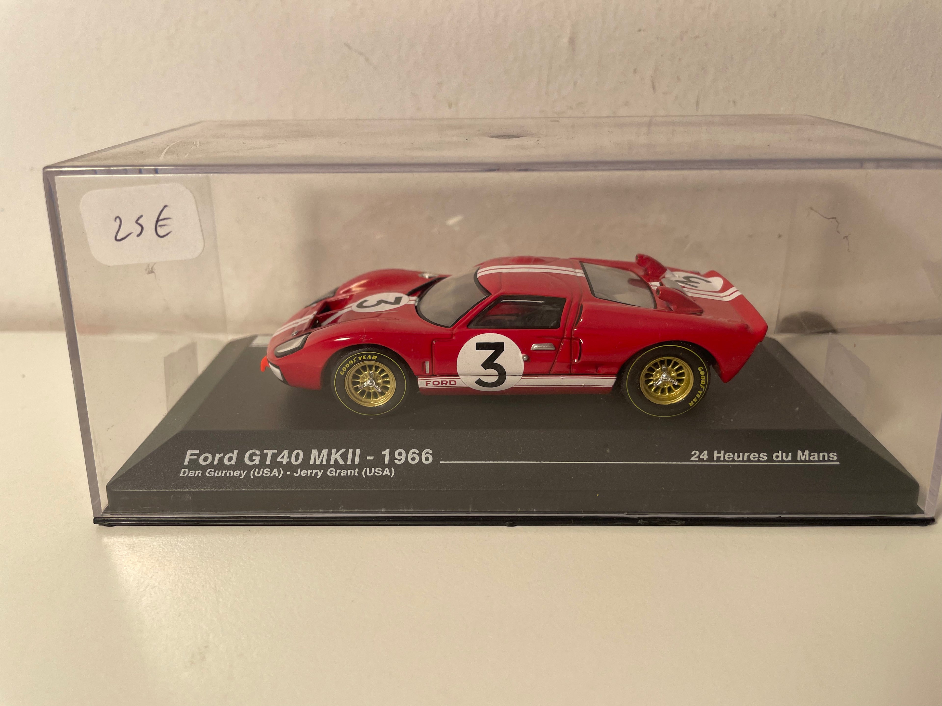Ford GT40 MK2 rouge avec bandes blanches numéro 3 - 24 heures du Mans de 1966