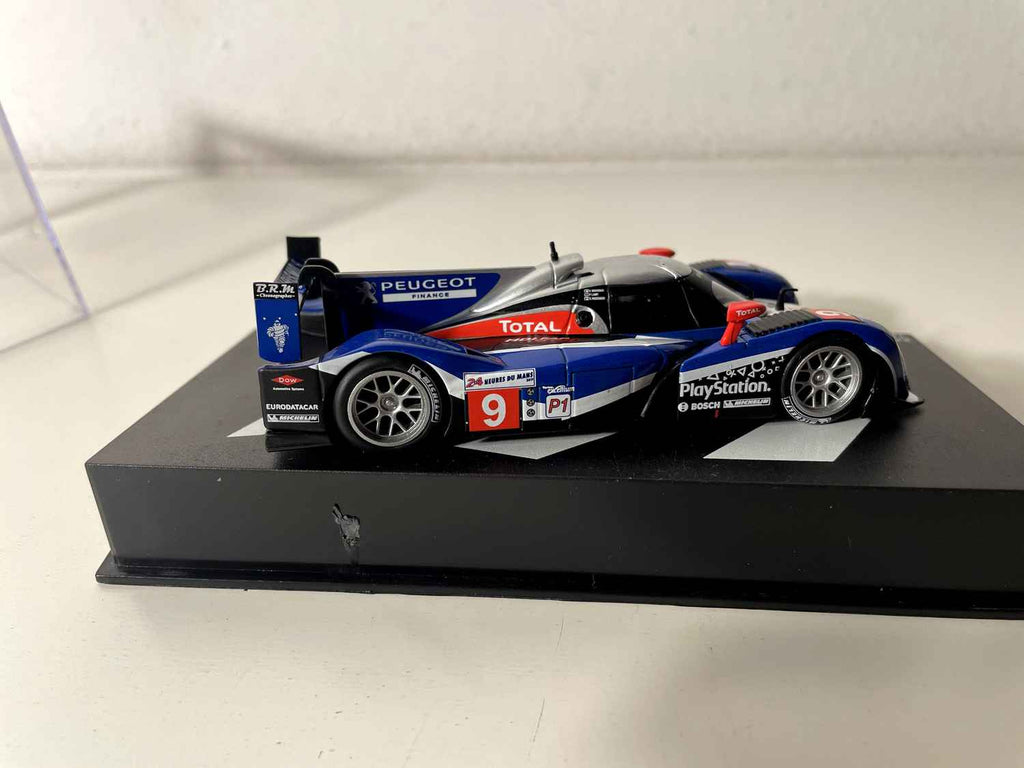 Peugeot 908 HDI bleue, blanche et noire numéro 9 - 24 heures du Mans de 2011