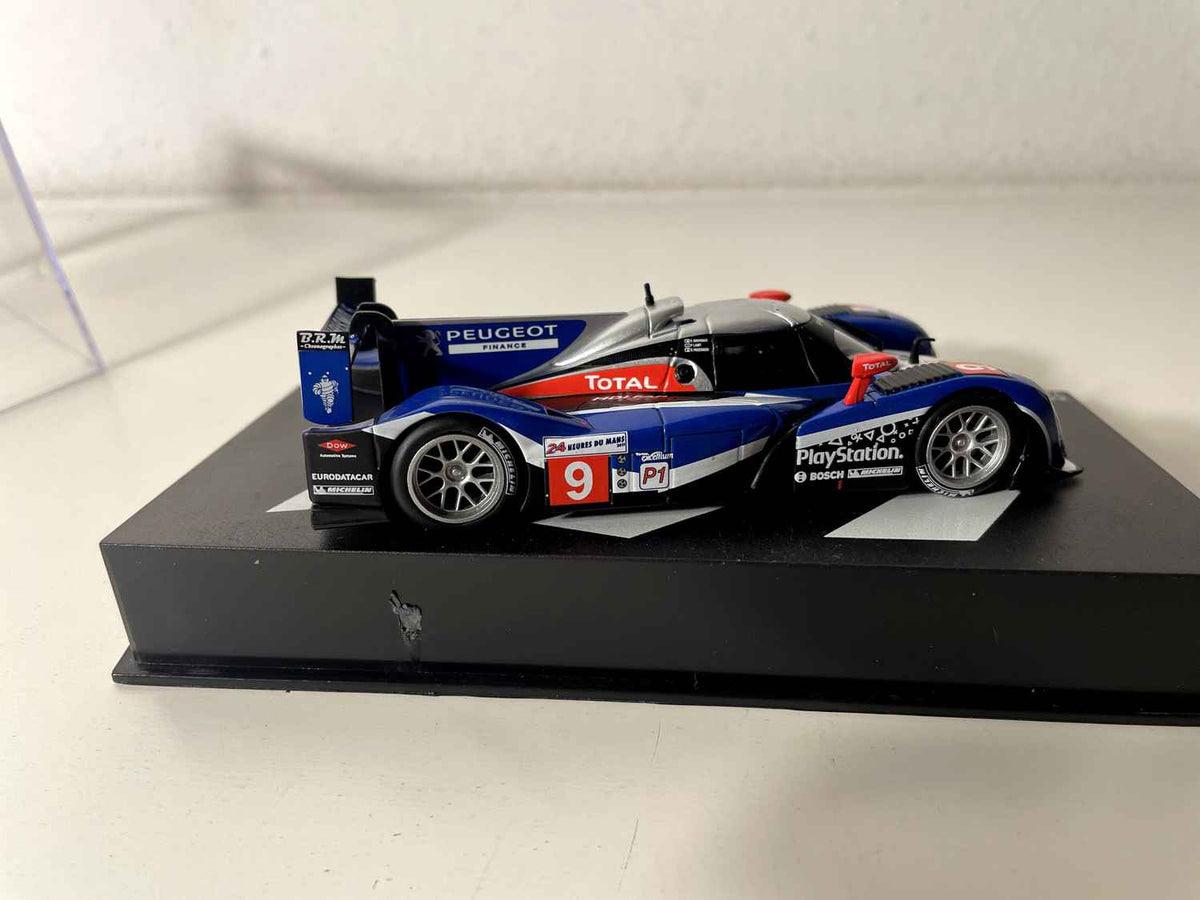 Peugeot 908 HDI bleue, blanche et noire numéro 9 - 24 heures du Mans de 2011
