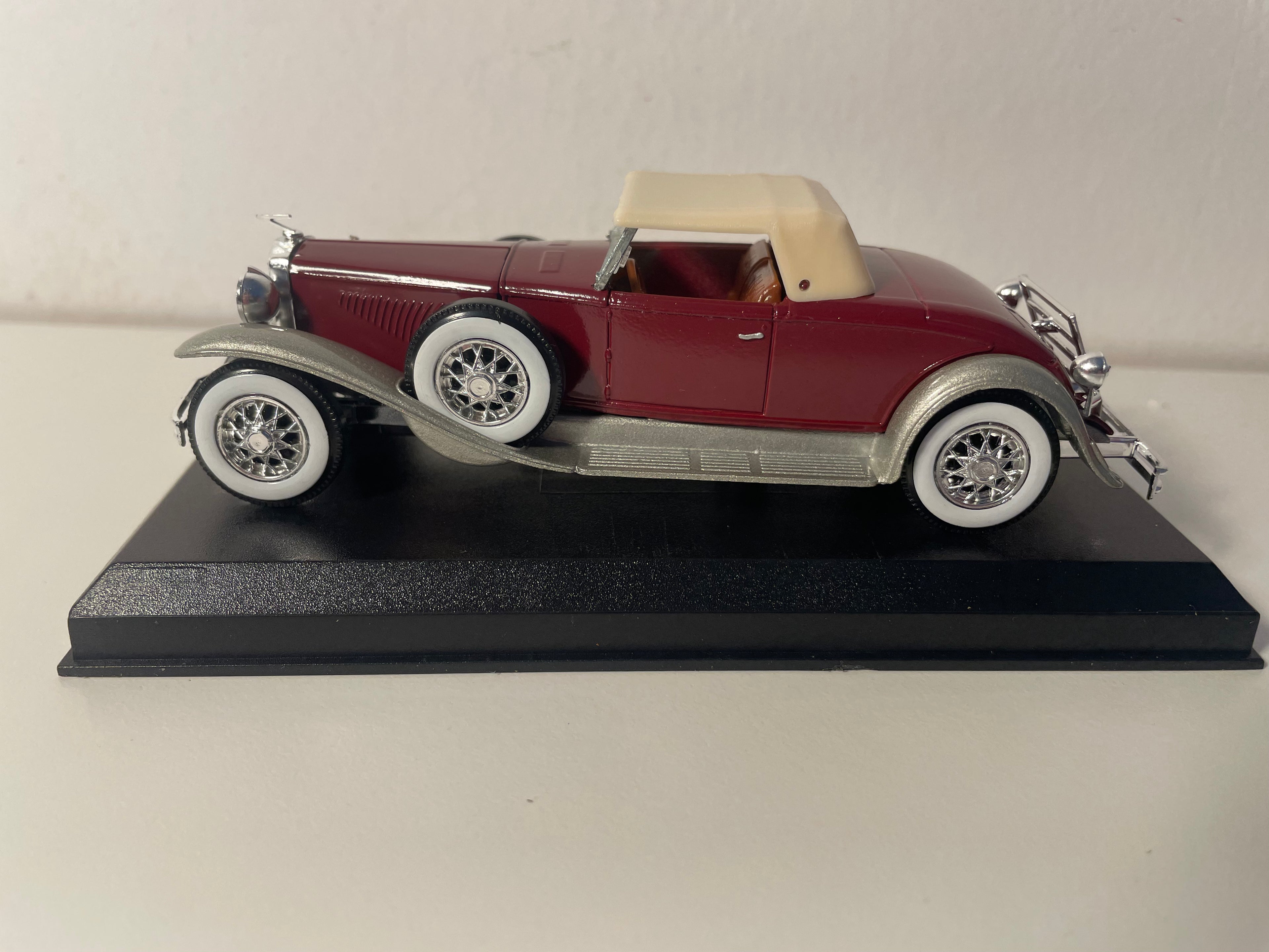 1935 Duesenberg J Roadster Bordeaux (American Car)