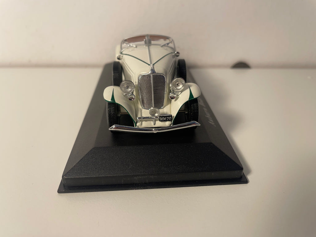 Auburn Boat-Tail Roadster kolor kremowy i zielony z 1933 roku (samochód amerykański)