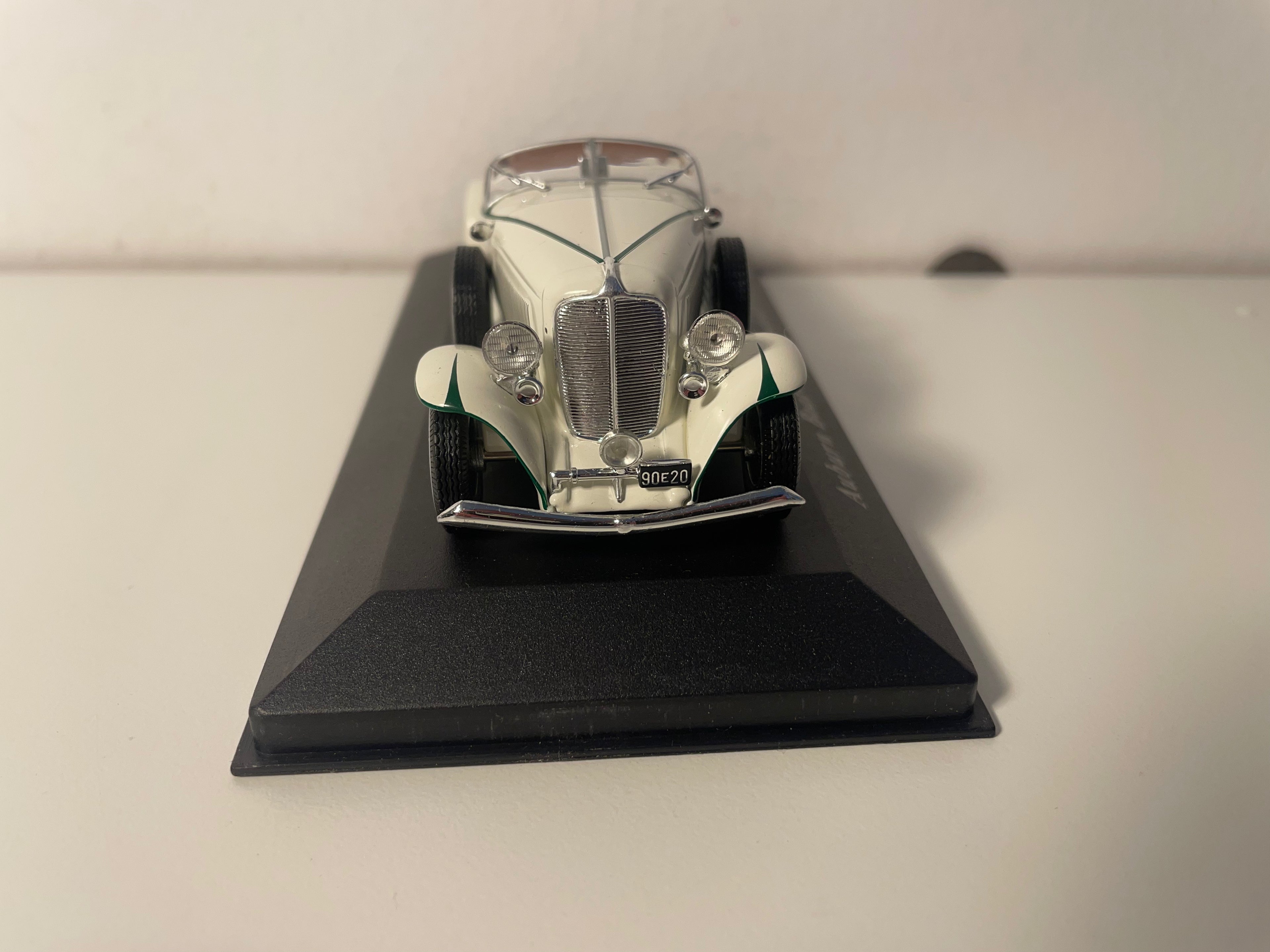 1933 Auburn Boat-Tail Roadster cream and green (American car)