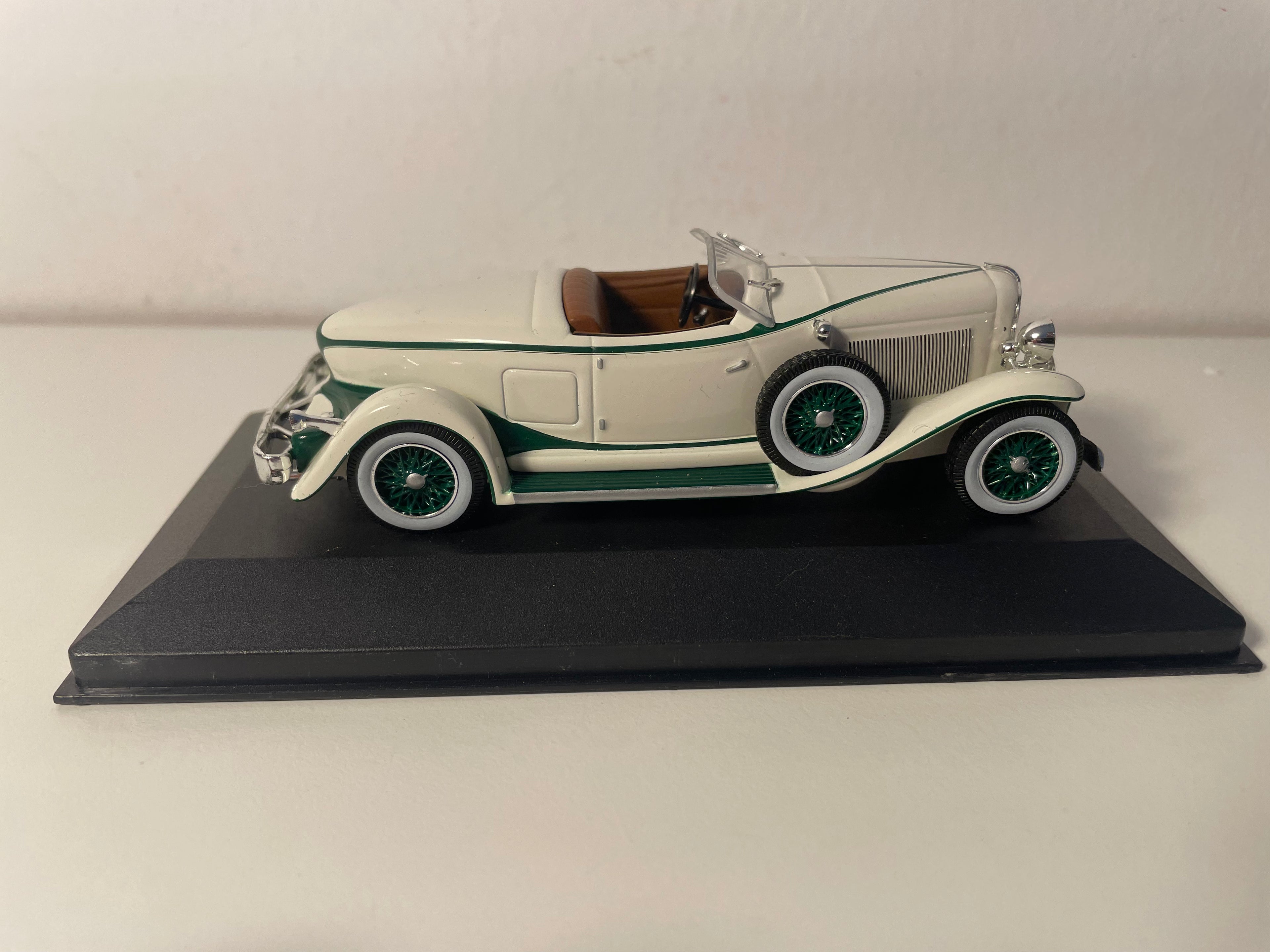 1933 Auburn Boat-Tail Roadster cream and green (American car)