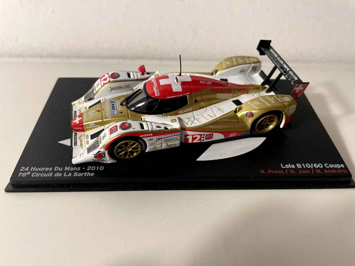 Lola B10/60 Coupe biały, czerwony i złoty numer 12 - 24 godziny Le Mans 2010