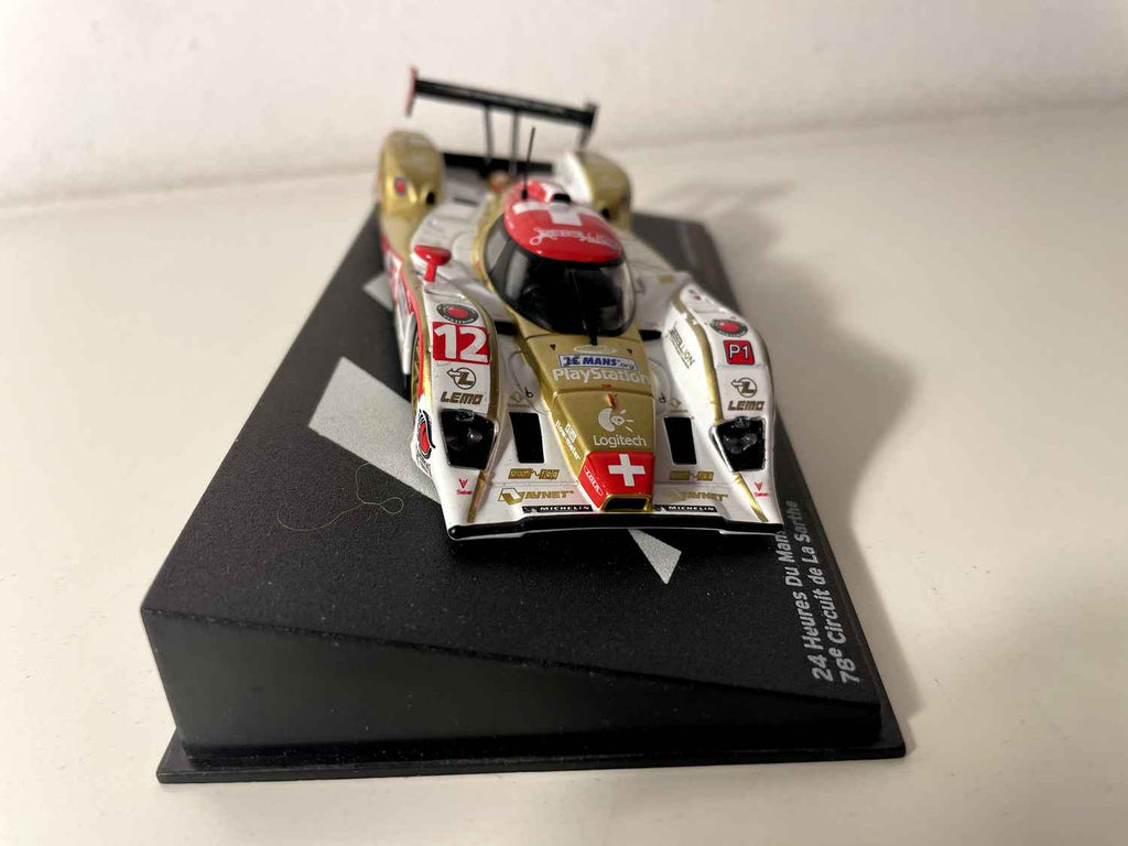 Lola B10/60 Coupe biały, czerwony i złoty numer 12 - 24 godziny Le Mans 2010