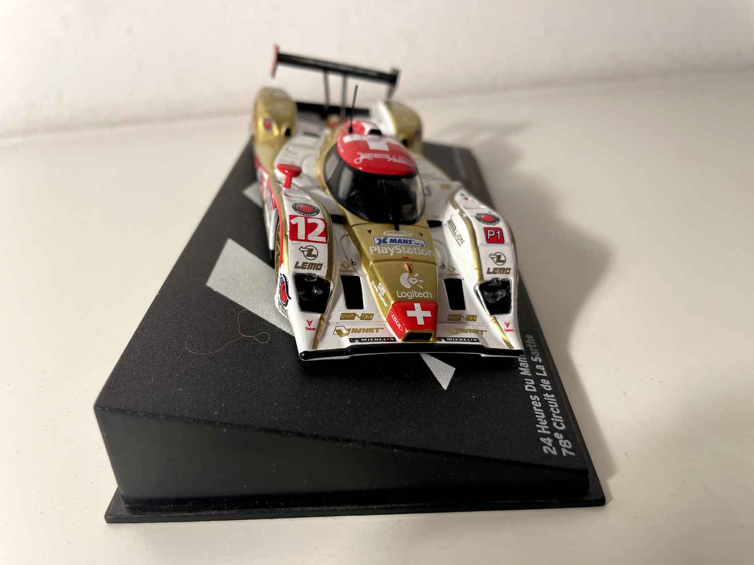 Lola B10/60 Coupe biały, czerwony i złoty numer 12 - 24 godziny Le Mans 2010