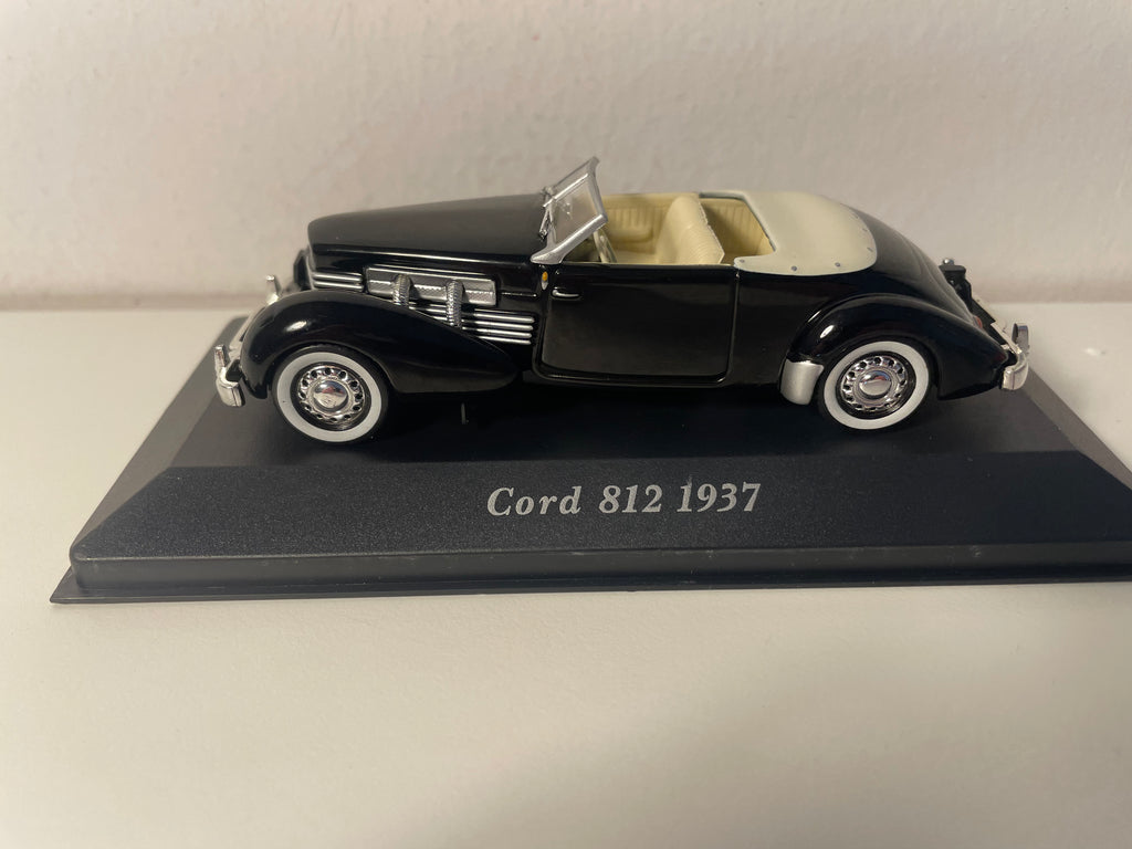 Cord 812 czarna z 1937 roku (samochód amerykański)
