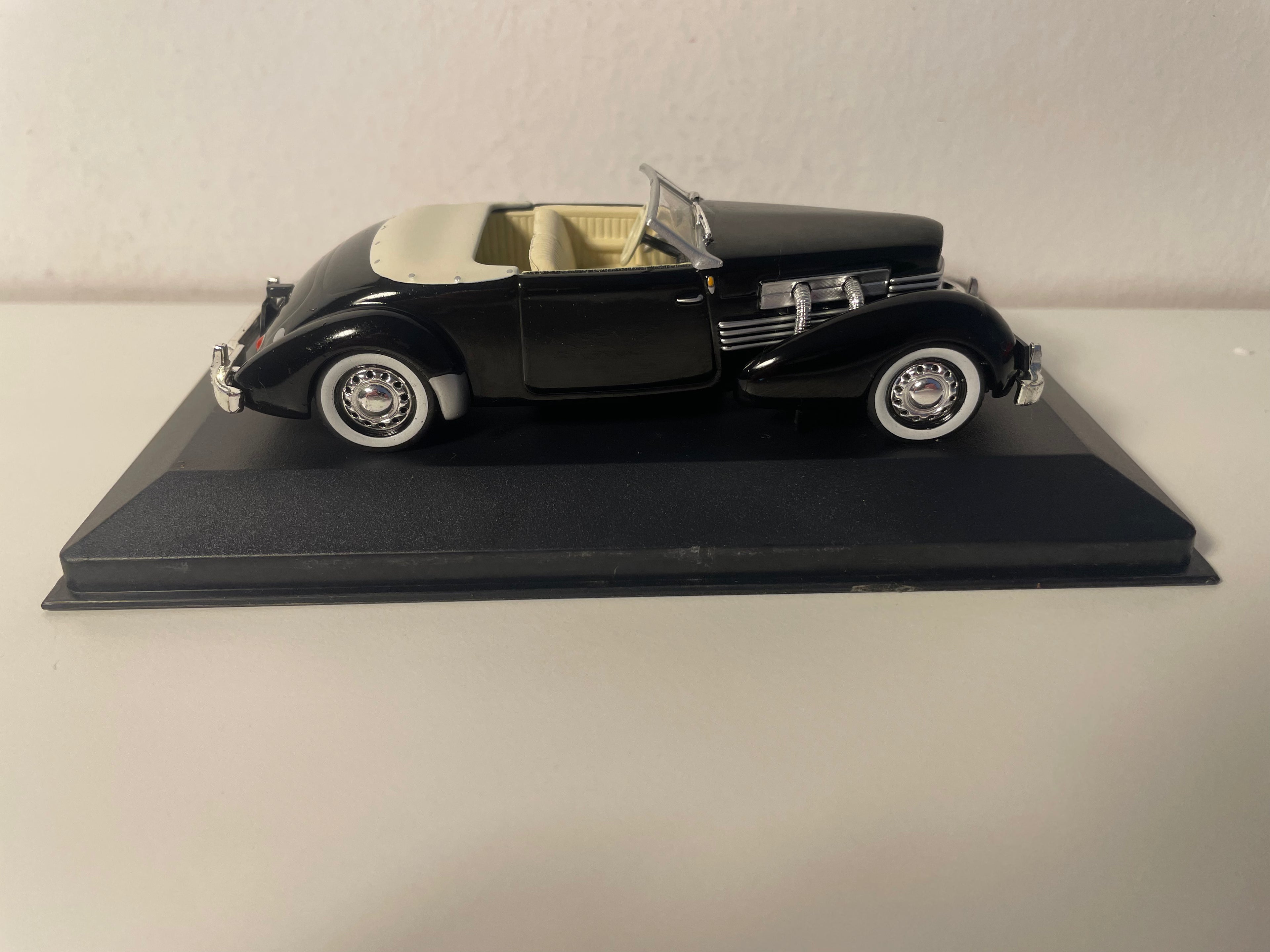 1937 Black Cord 812 (American Car)