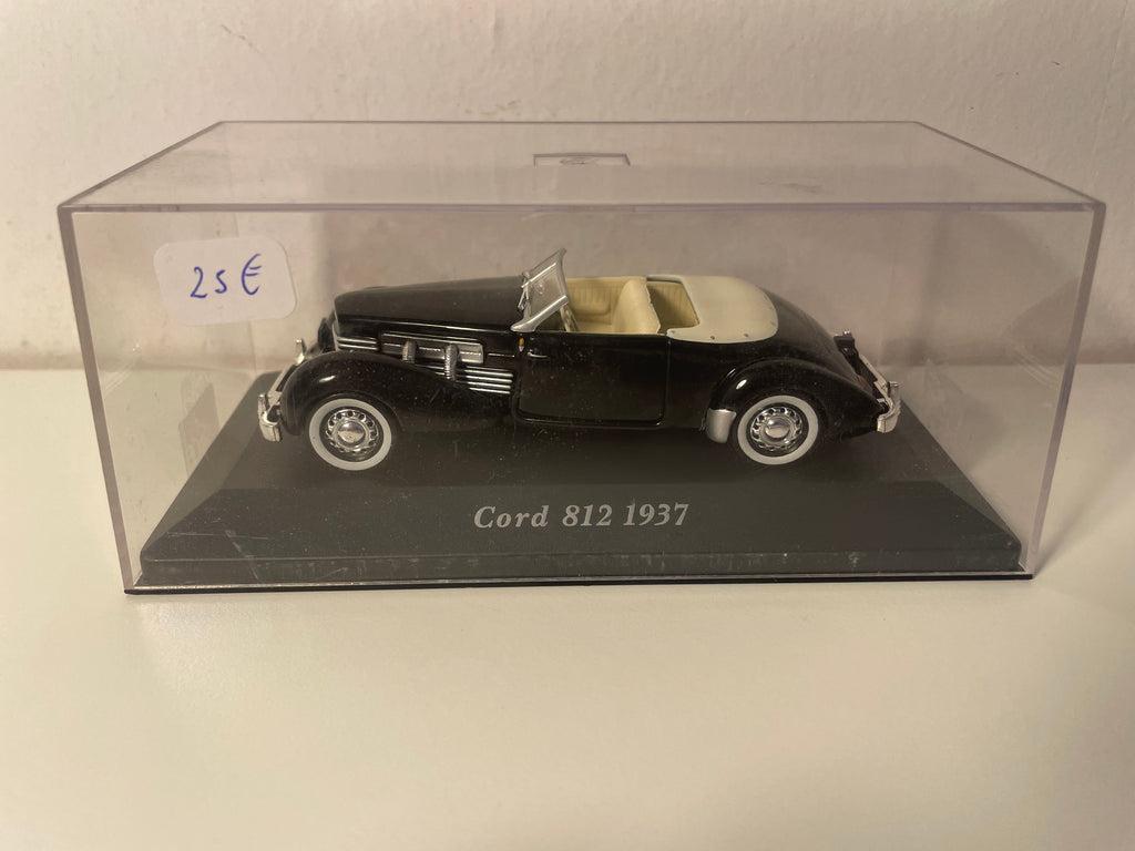 Cord 812 czarna z 1937 roku (samochód amerykański)