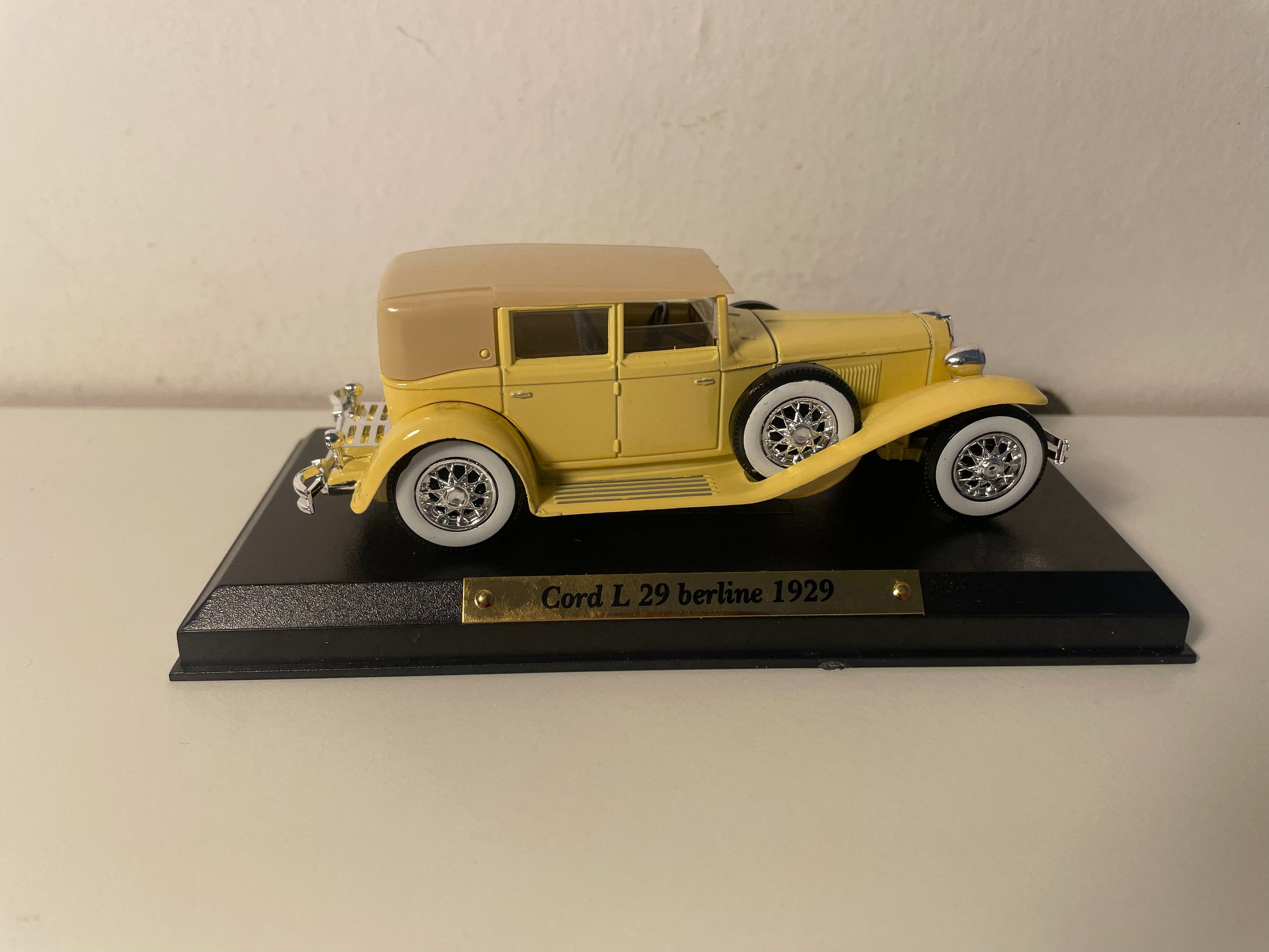 Cord L 29 Berline Yellow? from 1929 (American Car)