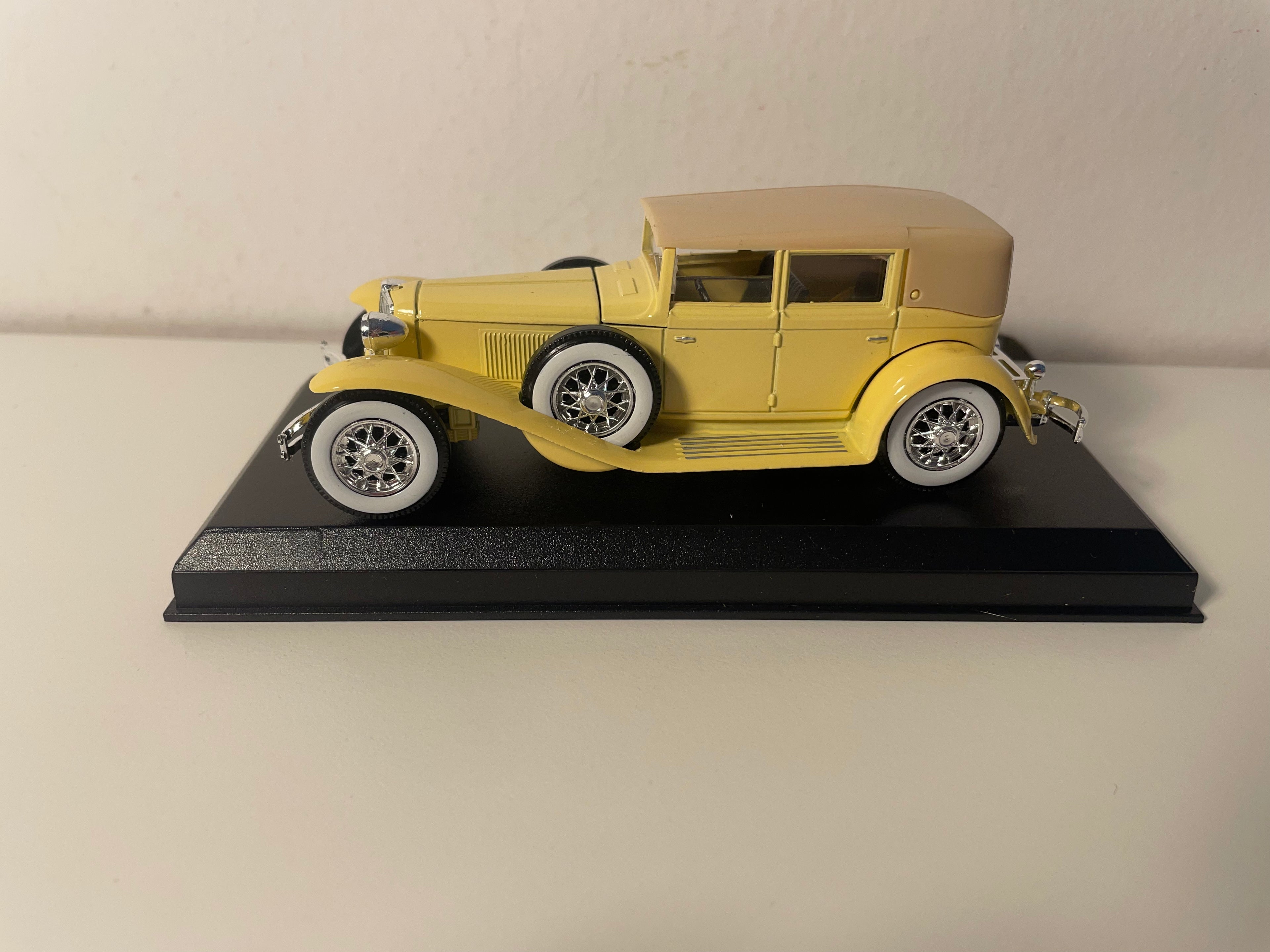 Cord L 29 Berline Yellow? from 1929 (American Car)