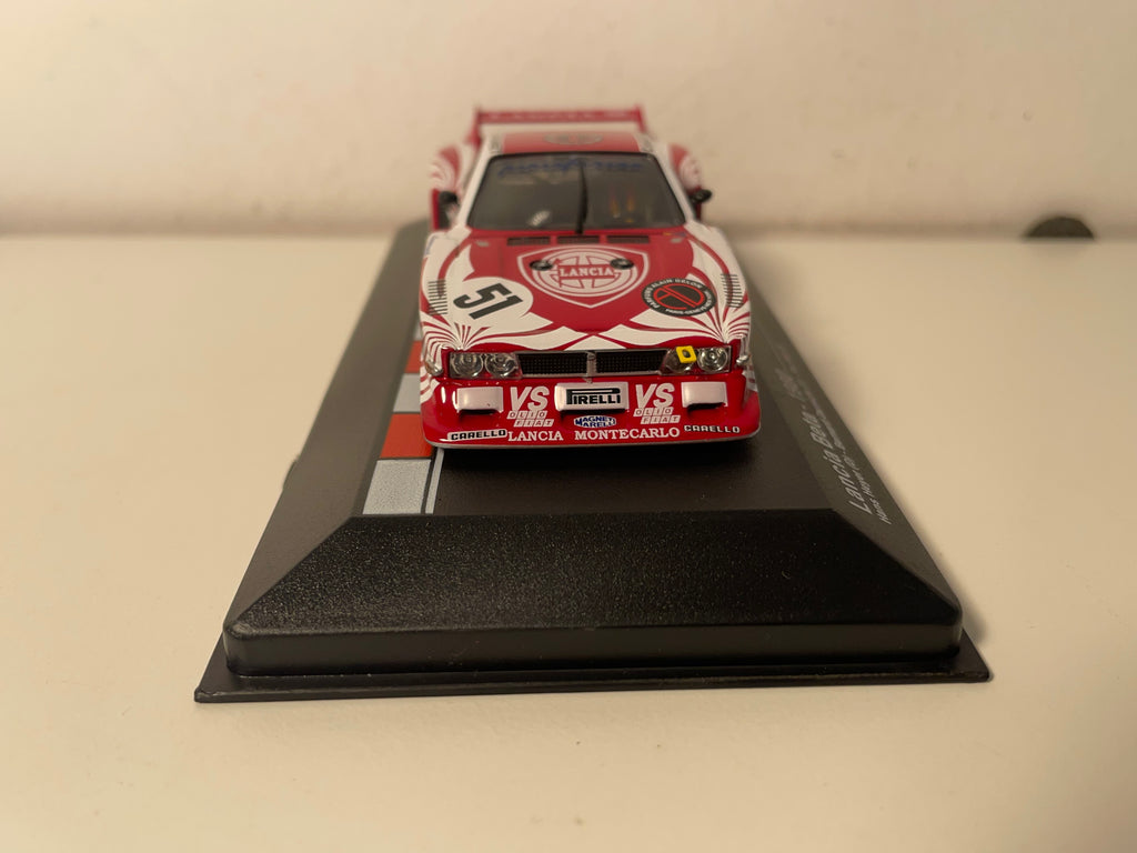 Lancia Beta vermelha e branca número 51 - 24 Horas de Le Mans
