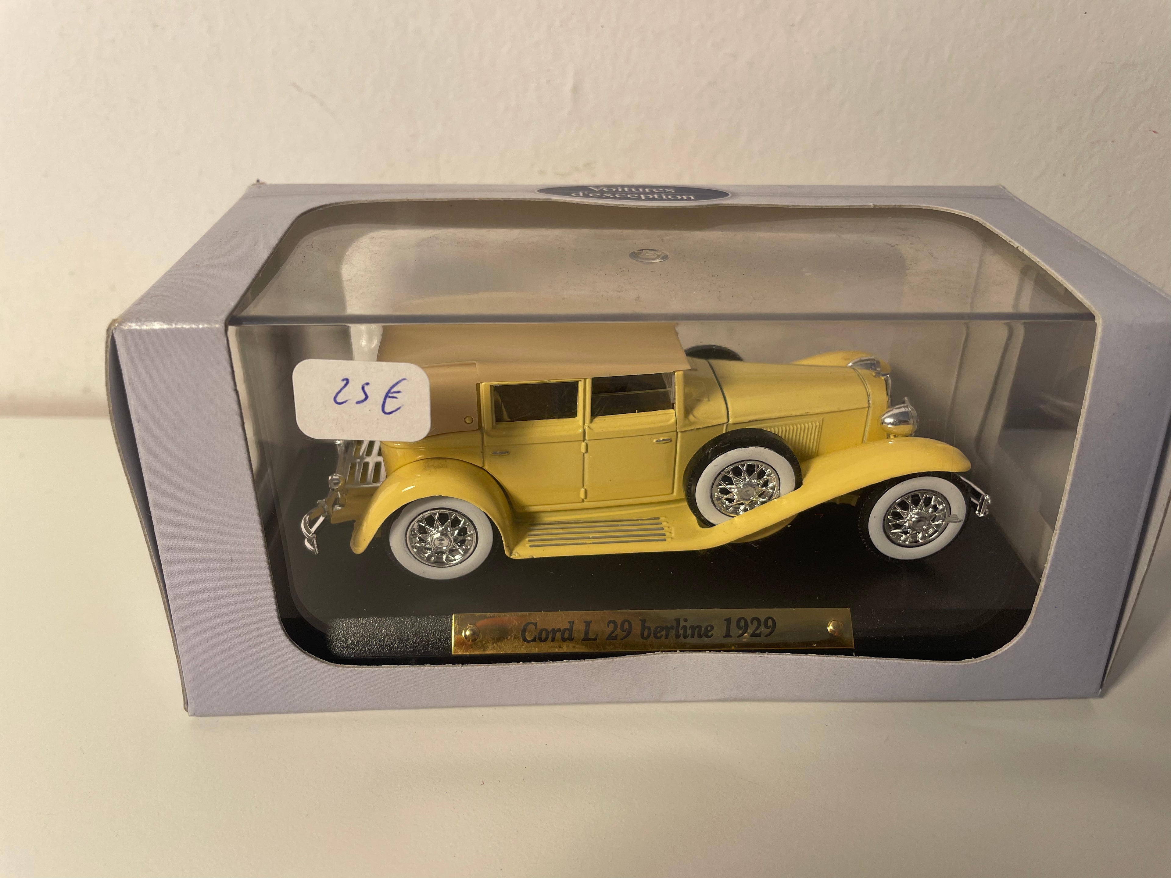 Cord L 29 berline żółta z 1929 roku (samochód amerykański)