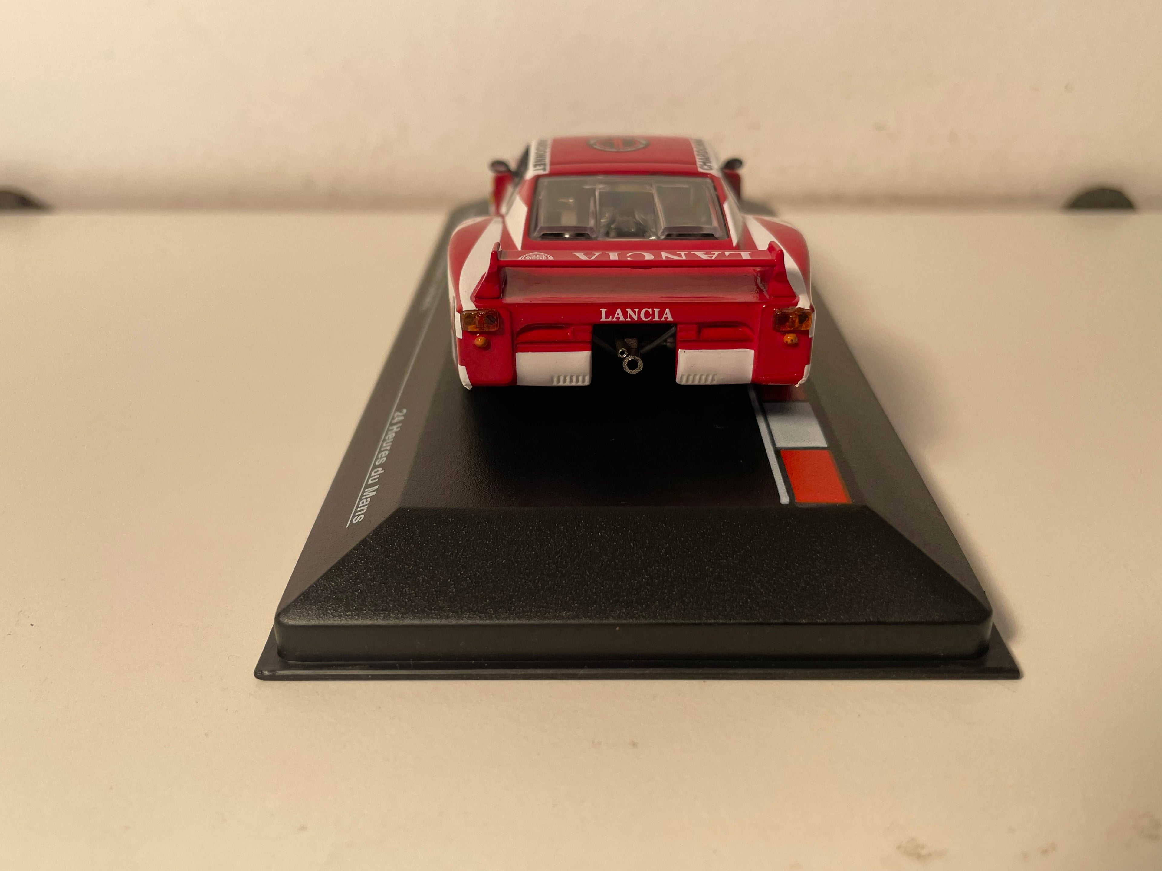 Lancia Beta rouge et blanche numéro 51 - 24 heures du Mans de 1980