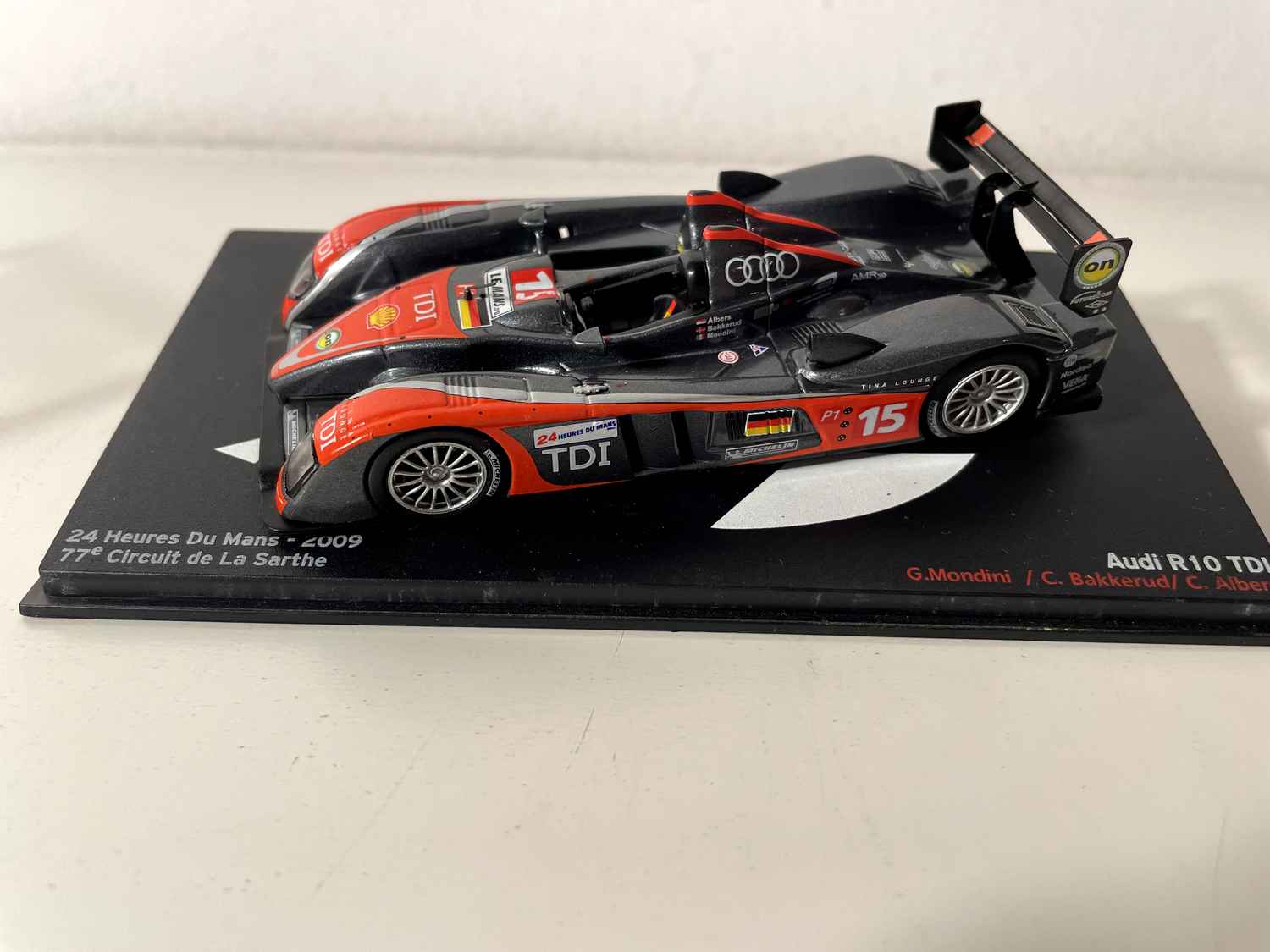 Audi R10 TDI grise et orange numéro 15 - 24 heures du Mans de 2009