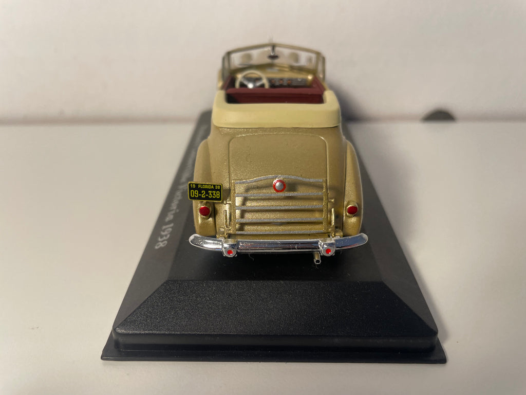 Packard Convertible Victoria brązowa z 1938 roku (samochód amerykański)