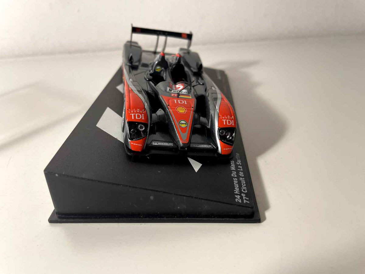 Audi R10 TDI grise et orange numéro 15 - 24 heures du Mans de 2009