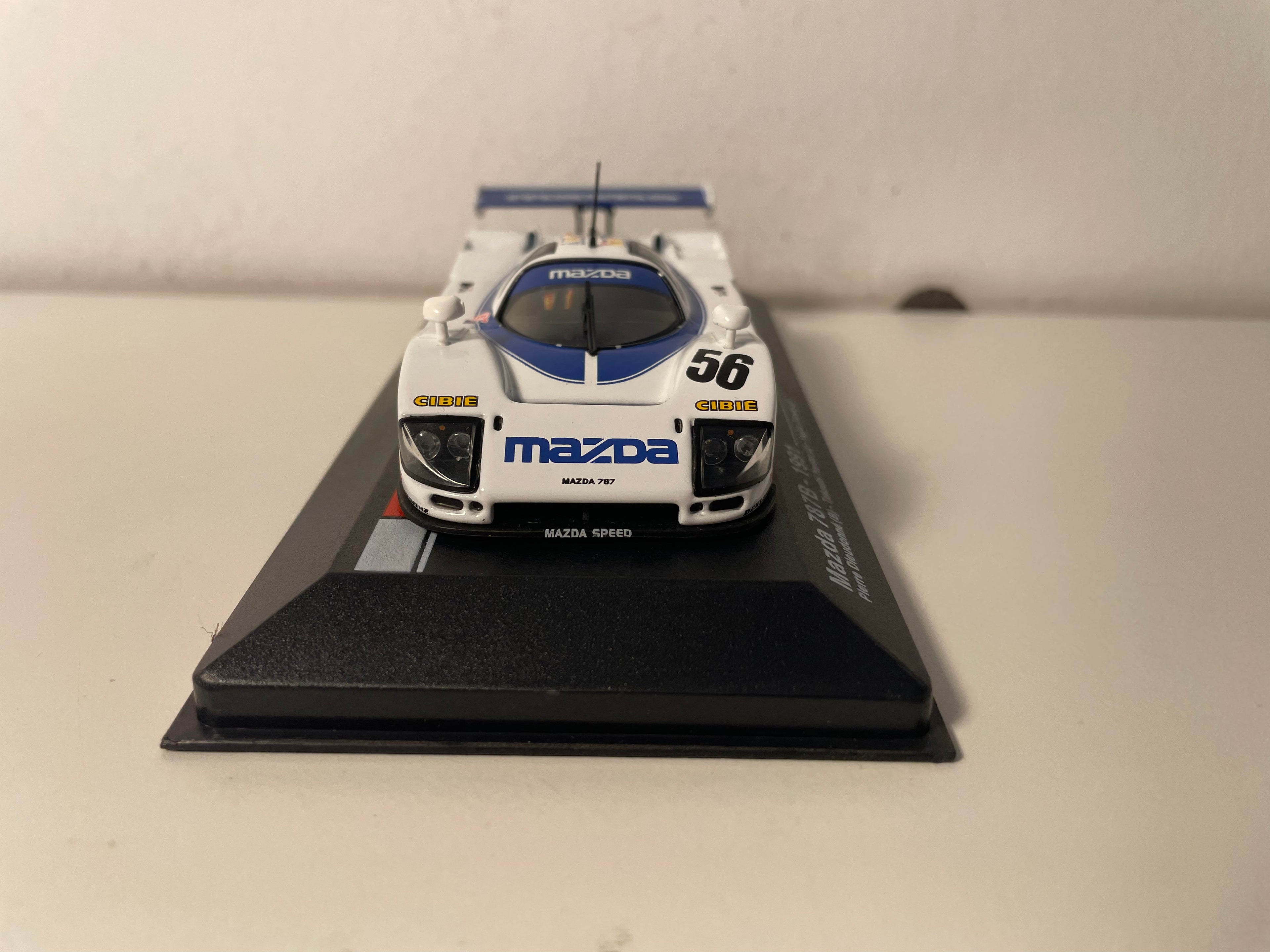 Mazda 787B wäiss a blo Nummer 56 - 24 Stonnen vum Le Mans 1991