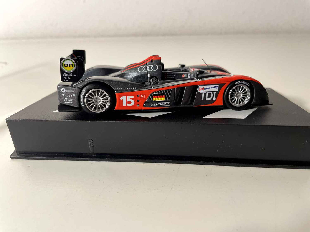 Audi R10 TDI grise et orange numéro 15 - 24 heures du Mans de 2009