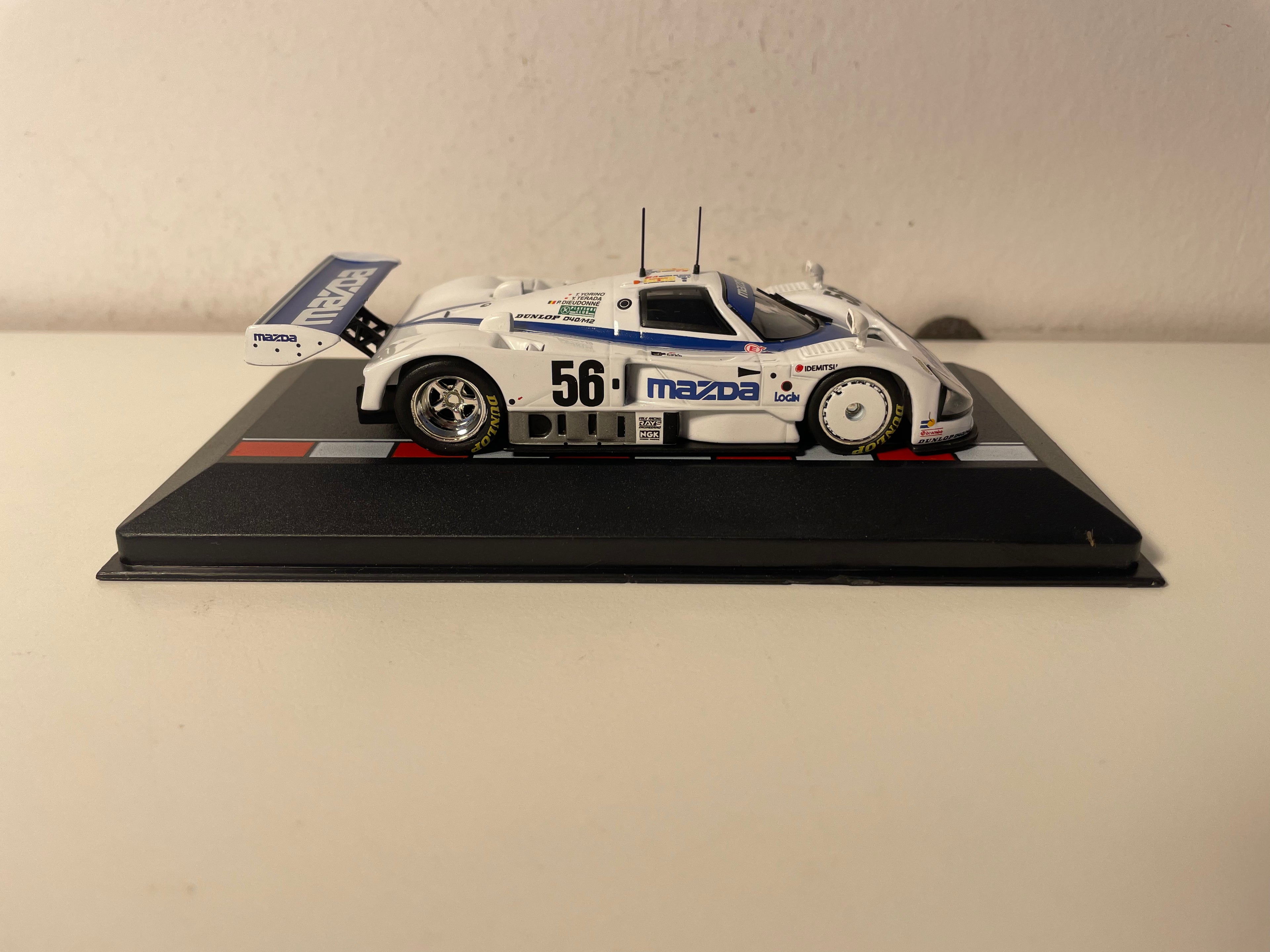Mazda 787B wäiss a blo Nummer 56 - 24 Stonnen vum Le Mans 1991