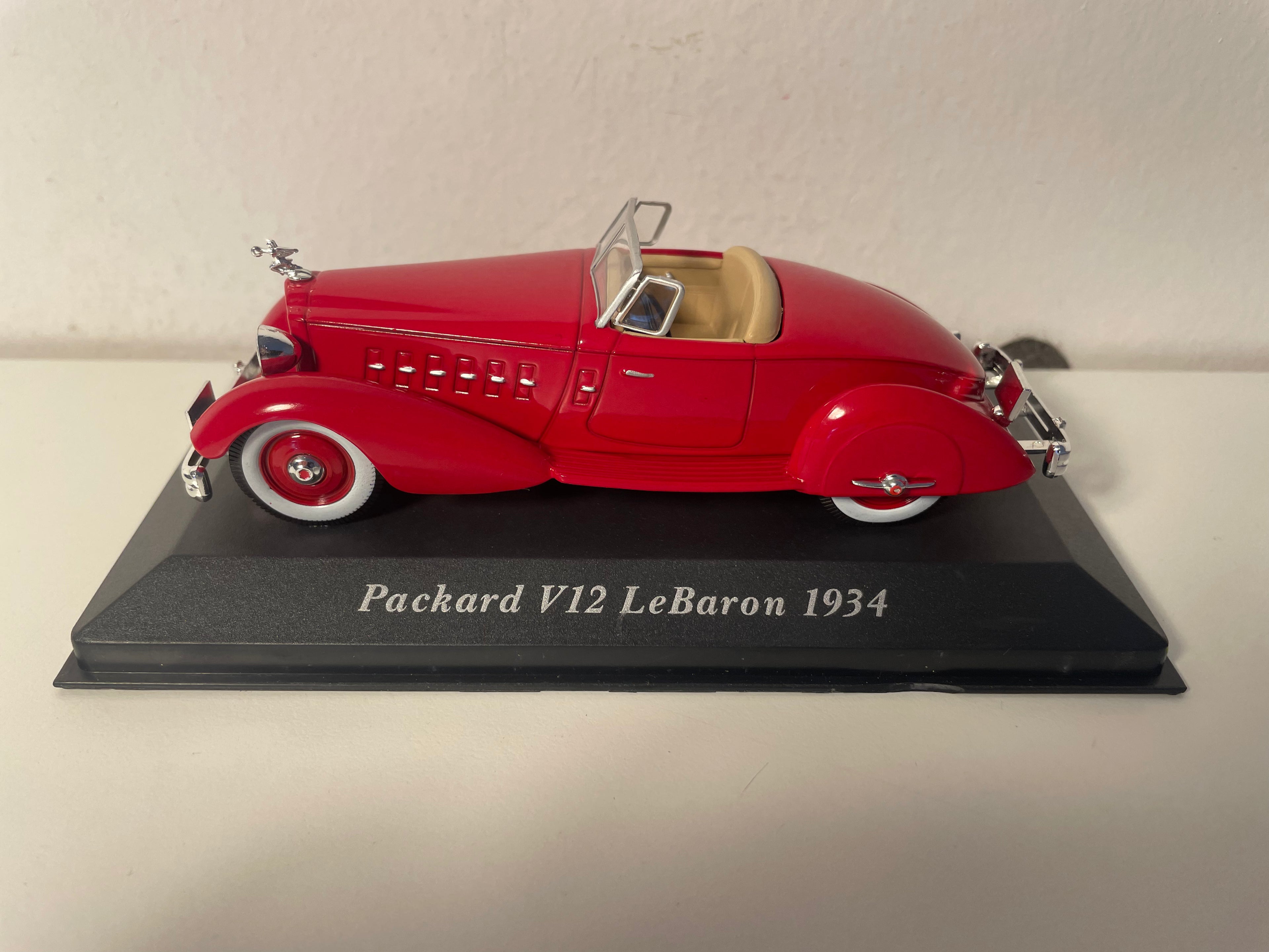 Packard V12 LeBaron rouge foncé/bordeaux de 1934 (voiture américaine)