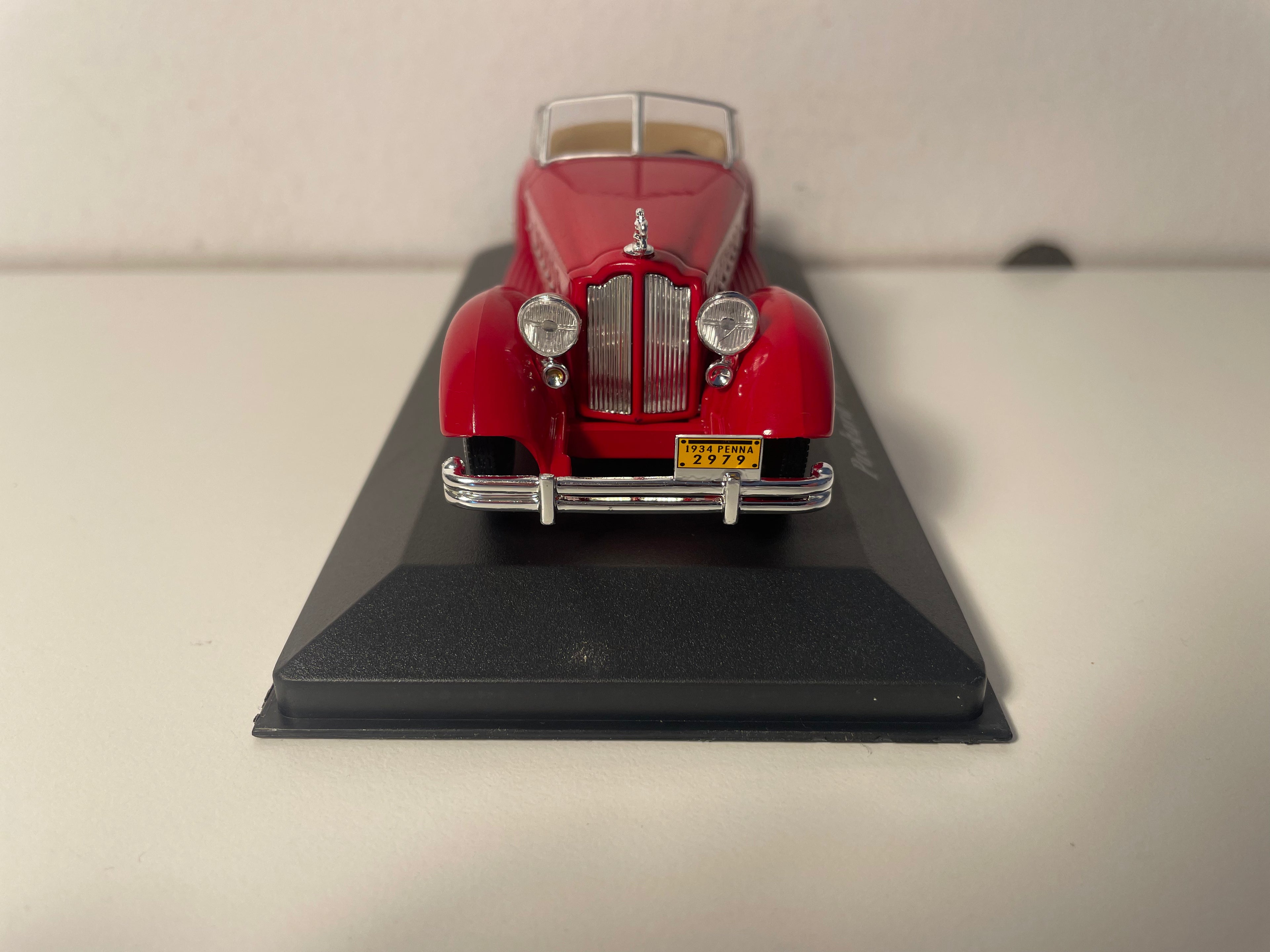 Packard V12 LeBaron rouge foncé/bordeaux de 1934 (voiture américaine)