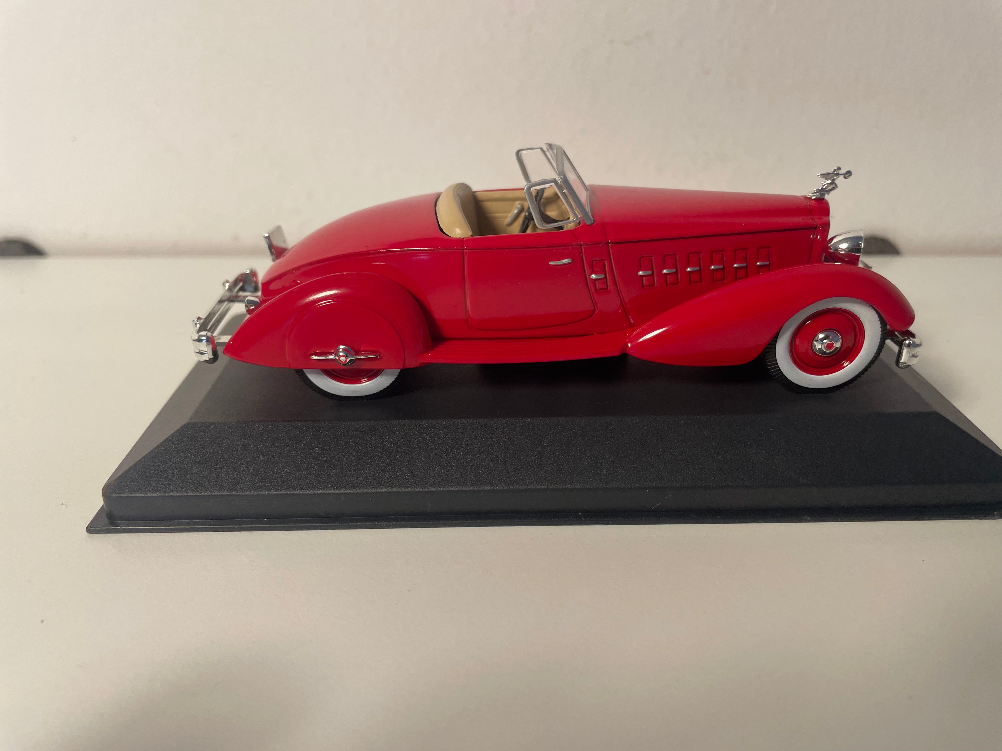 Packard V12 LeBaron rouge foncé/bordeaux de 1934 (voiture américaine)
