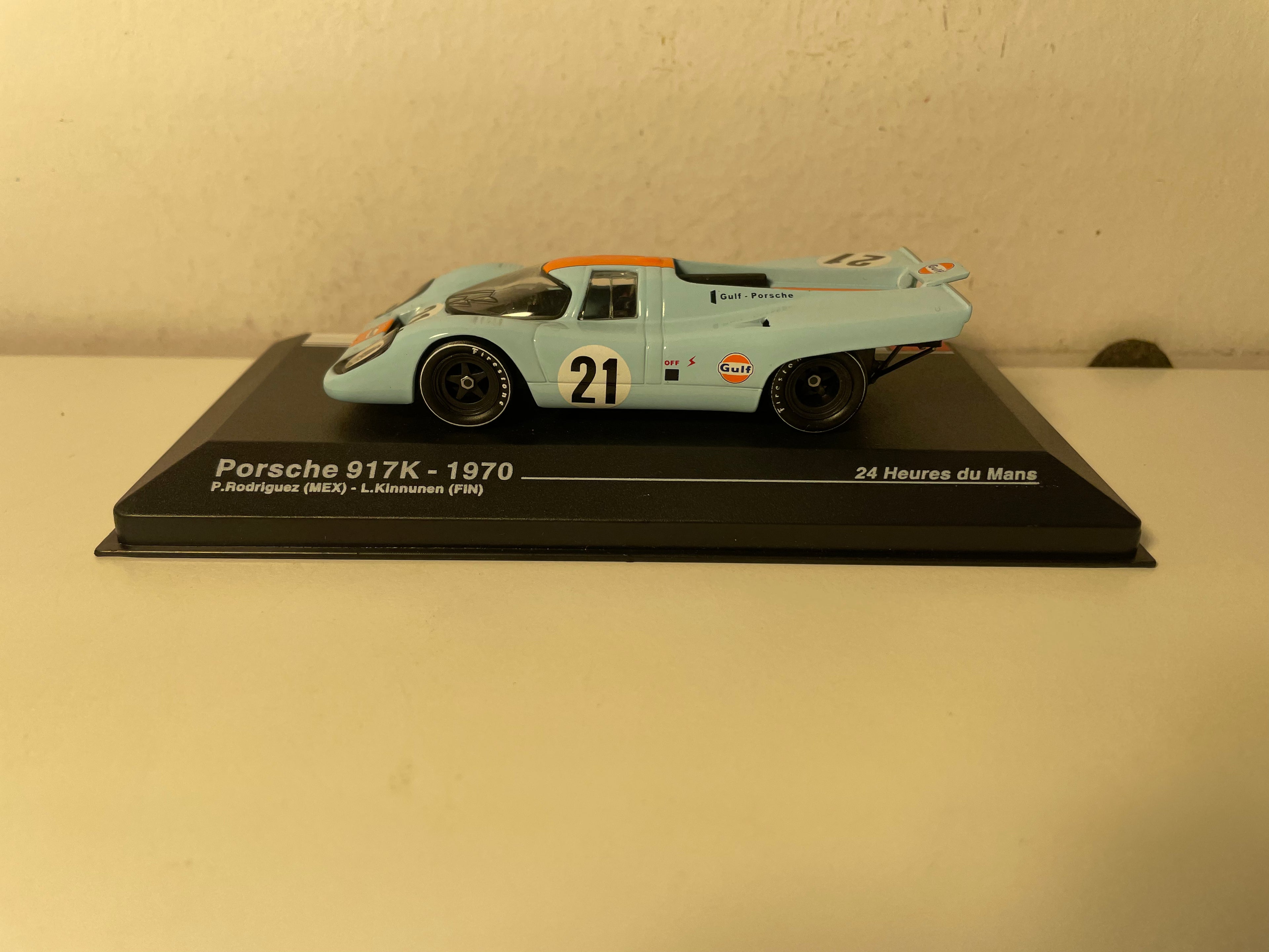 Porsche 917K orange et bleue (aux couleurs de Gulf) numéro 21 - 24 heures du Mans de 1970