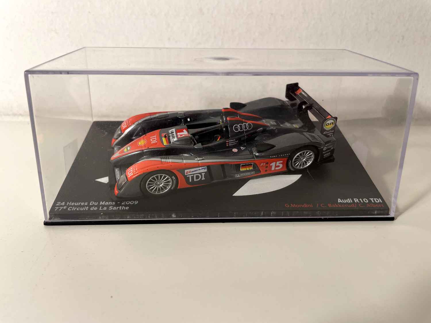 Audi R10 TDI grise et orange numéro 15 - 24 heures du Mans de 2009