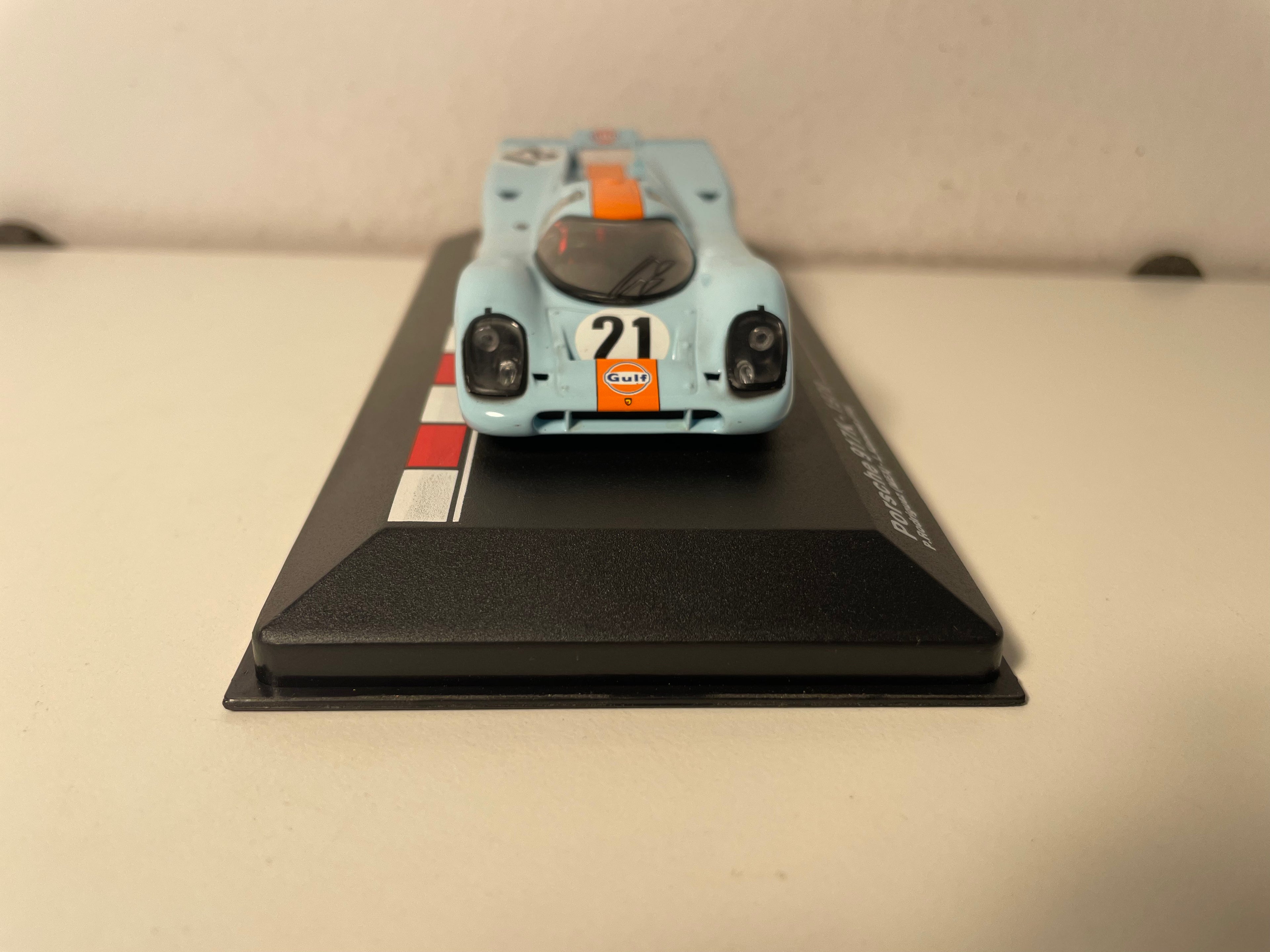 Porsche 917K orange et bleue (aux couleurs de Gulf) numéro 21 - 24 heures du Mans de 1970